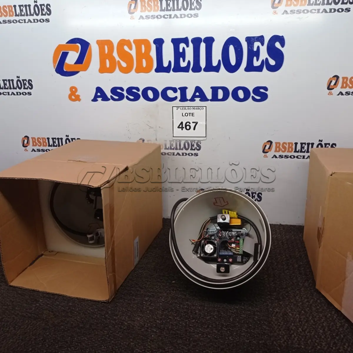 LOTE 467 - 02 CÂMERAS DOMES MARCA EVERFOCUS INCOMPLETAS. (NO ESTADO) ATENÇÃO! FAZER A VISITAÇÃO ANTES DE ARREMATAR, NÃO SABEMOS SE FUNCIONA. LEILÃO NÃO TEM GARANTIA E NEM DEVOLUÇÃO, SUJEITO A POSSÍVEIS AVARIAS VISÍVEIS/OCULTAS E/OU AUSÊNCIA DE COMPONENTES.