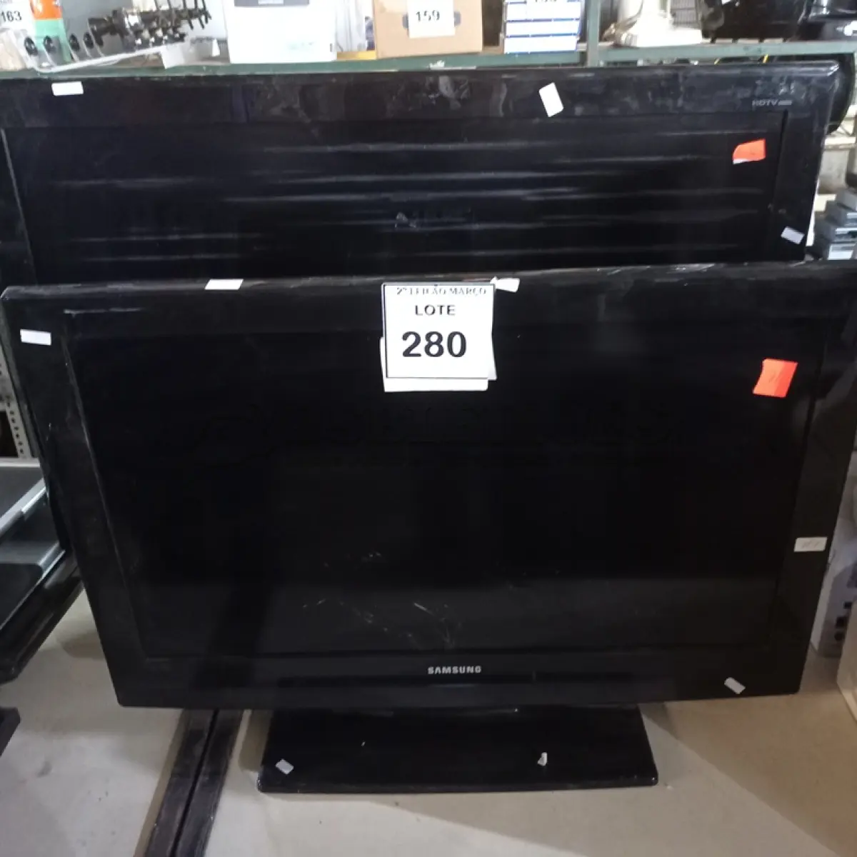 LOTE 280 - 02 TV’S COM AVARIAS (NO ESTADO) ATENÇÃO! FAZER A VISITAÇÃO ANTES DE ARREMATAR, NÃO SABEMOS SE FUNCIONA. LEILÃO NÃO TEM GARANTIA E NEM DEVOLUÇÃO, SUJEITO A POSSÍVEIS AVARIAS VISÍVEIS/OCULTAS E/OU AUSÊNCIA DE COMPONENTES.