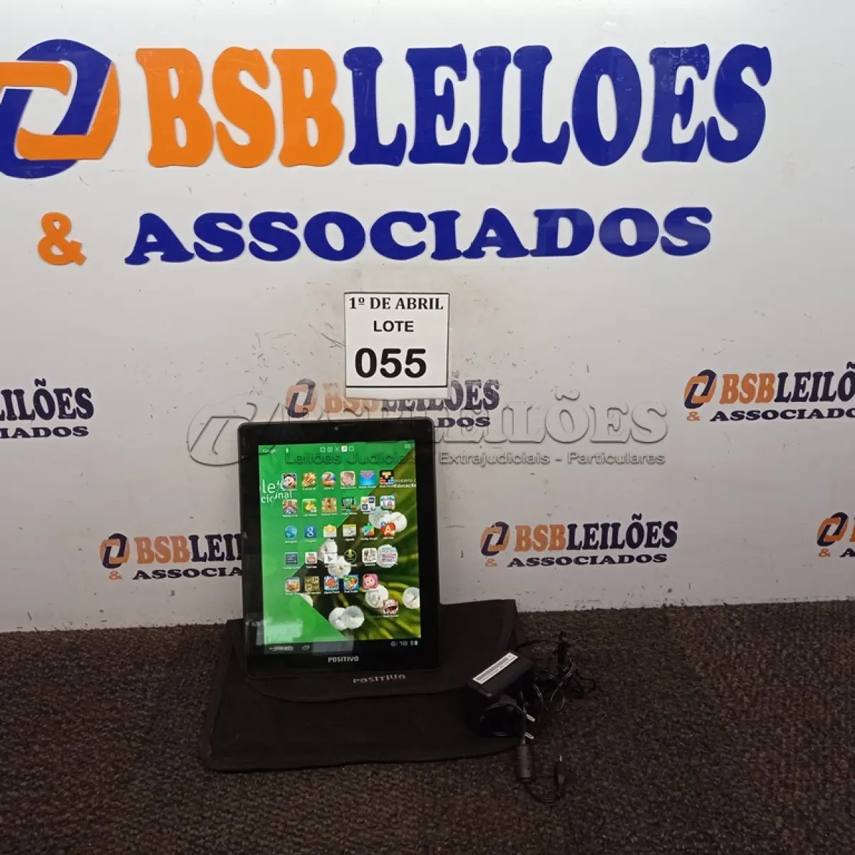 LOTE 055 - 01 TABLET POSITIVO COM BOLSA. (NO ESTADO) ATENÇÃO! FAZER A VISITAÇÃO ANTES DE ARREMATAR, NÃO SABEMOS SE FUNCIONA. LEILÃO NÃO TEM GARANTIA E NEM DEVOLUÇÃO, SUJEITO A POSSÍVEIS AVARIAS VISÍVEIS/OCULTAS E/OU AUSÊNCIA DE COMPONENTES.