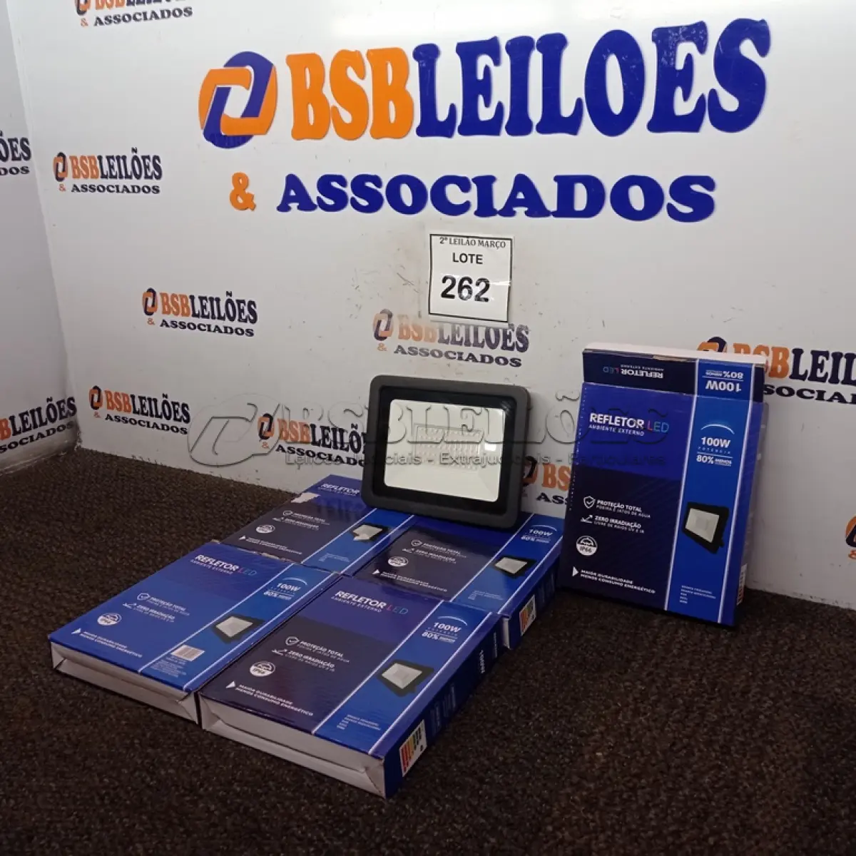 LOTE 262 - 05 REFLETORES LED PARA AMBIENTES EXTERNOS 100W.(NOVO) (NO ESTADO) ATENÇÃO! FAZER A VISITAÇÃO ANTES DE ARREMATAR, NÃO SABEMOS SE FUNCIONA. LEILÃO NÃO TEM GARANTIA E NEM DEVOLUÇÃO, SUJEITO A POSSÍVEIS AVARIAS VISÍVEIS/OCULTAS E/OU AUSÊNCIA DE COMPONENTES.