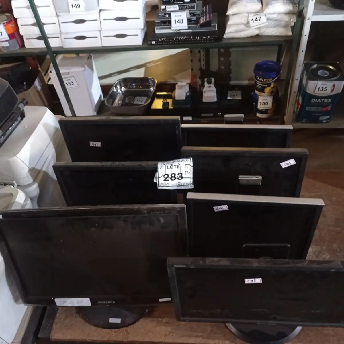 LOTE 283 - 07 MONITORES DIVERSOS. (NO ESTADO) ATENÇÃO! FAZER A VISITAÇÃO ANTES DE ARREMATAR, NÃO SABEMOS SE FUNCIONA. LEILÃO NÃO TEM GARANTIA E NEM DEVOLUÇÃO, SUJEITO A POSSÍVEIS AVARIAS VISÍVEIS/OCULTAS E/OU AUSÊNCIA DE COMPONENTES.