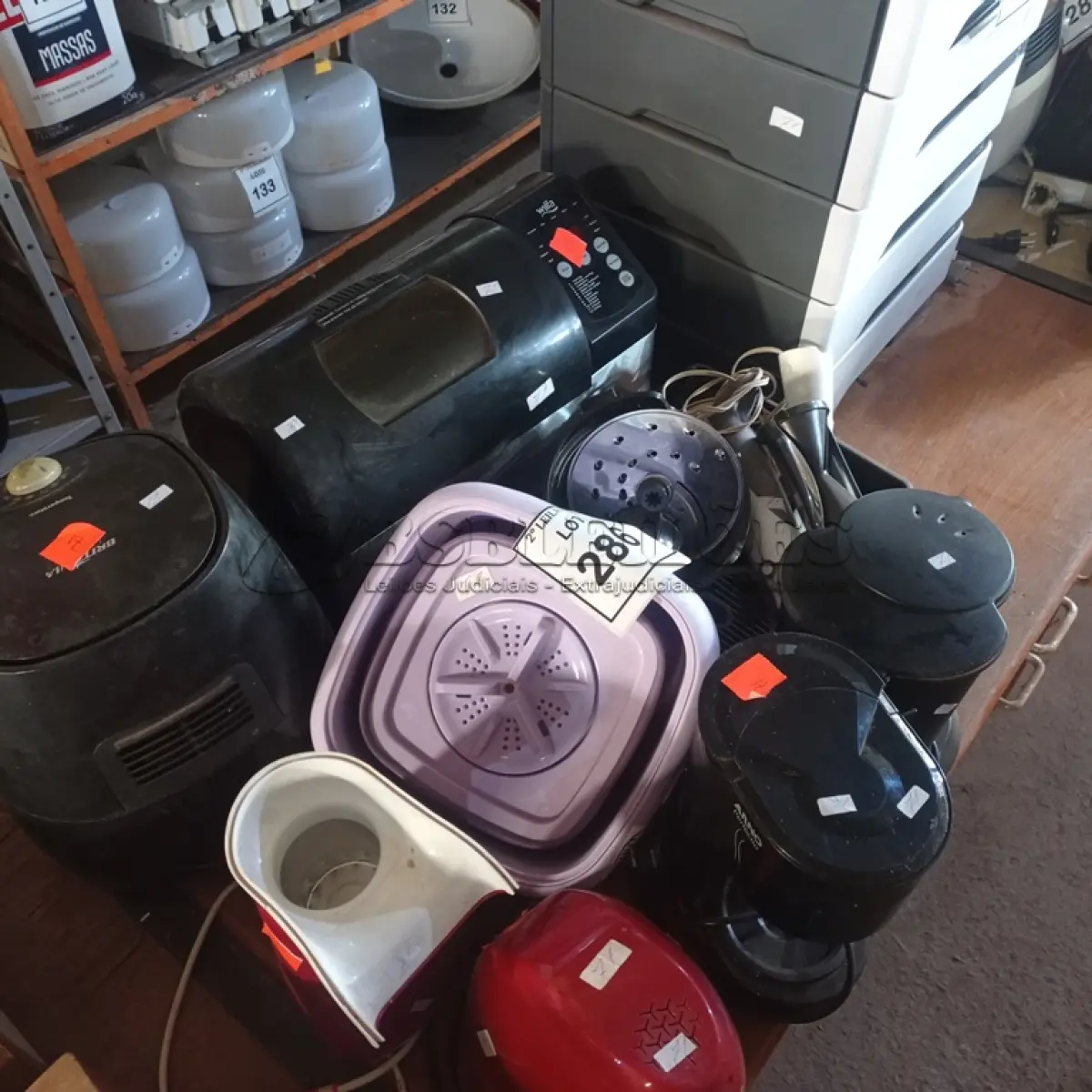 LOTE 286 - 01 MÁQUINA DE PÃO, 01 AIR FRYER, E CAFETEIRAS COM AVARIAS.  (NO ESTADO) ATENÇÃO! FAZER A VISITAÇÃO ANTES DE ARREMATAR, NÃO SABEMOS SE FUNCIONA. LEILÃO NÃO TEM GARANTIA E NEM DEVOLUÇÃO, SUJEITO A POSSÍVEIS AVARIAS VISÍVEIS/OCULTAS E/OU AUSÊNCIA DE COMPONENTES.