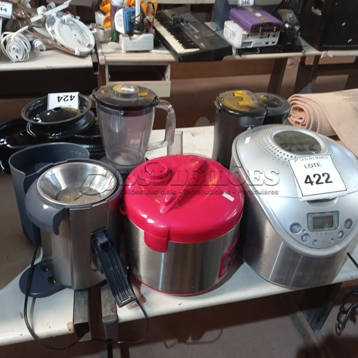 LOTE 422 - 01 PANIFICADORA, 01 CAFETEIRA, 01 PANELA ELÉTRICA E ELETRÔNICOS DIVERSOS. (NO ESTADO) ATENÇÃO! FAZER A VISITAÇÃO ANTES DE ARREMATAR, NÃO SABEMOS SE FUNCIONA. LEILÃO NÃO TEM GARANTIA E NEM DEVOLUÇÃO, SUJEITO A POSSÍVEIS AVARIAS VISÍVEIS/OCULTAS E/OU AUSÊNCIA DE COMPONENTES.