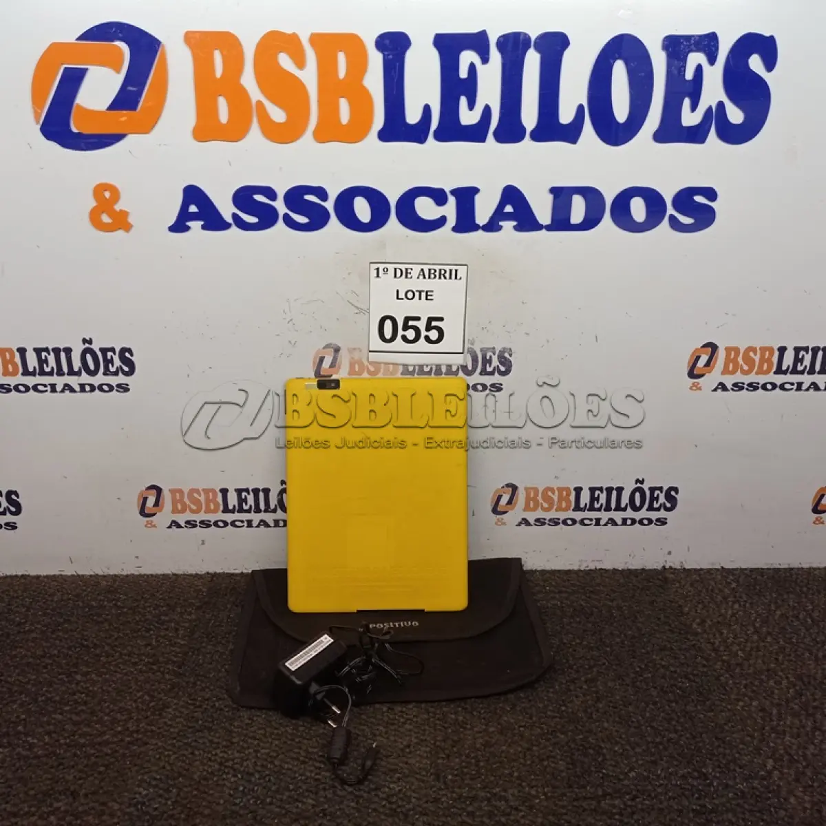 LOTE 055 - 01 TABLET POSITIVO COM BOLSA. (NO ESTADO) ATENÇÃO! FAZER A VISITAÇÃO ANTES DE ARREMATAR, NÃO SABEMOS SE FUNCIONA. LEILÃO NÃO TEM GARANTIA E NEM DEVOLUÇÃO, SUJEITO A POSSÍVEIS AVARIAS VISÍVEIS/OCULTAS E/OU AUSÊNCIA DE COMPONENTES.