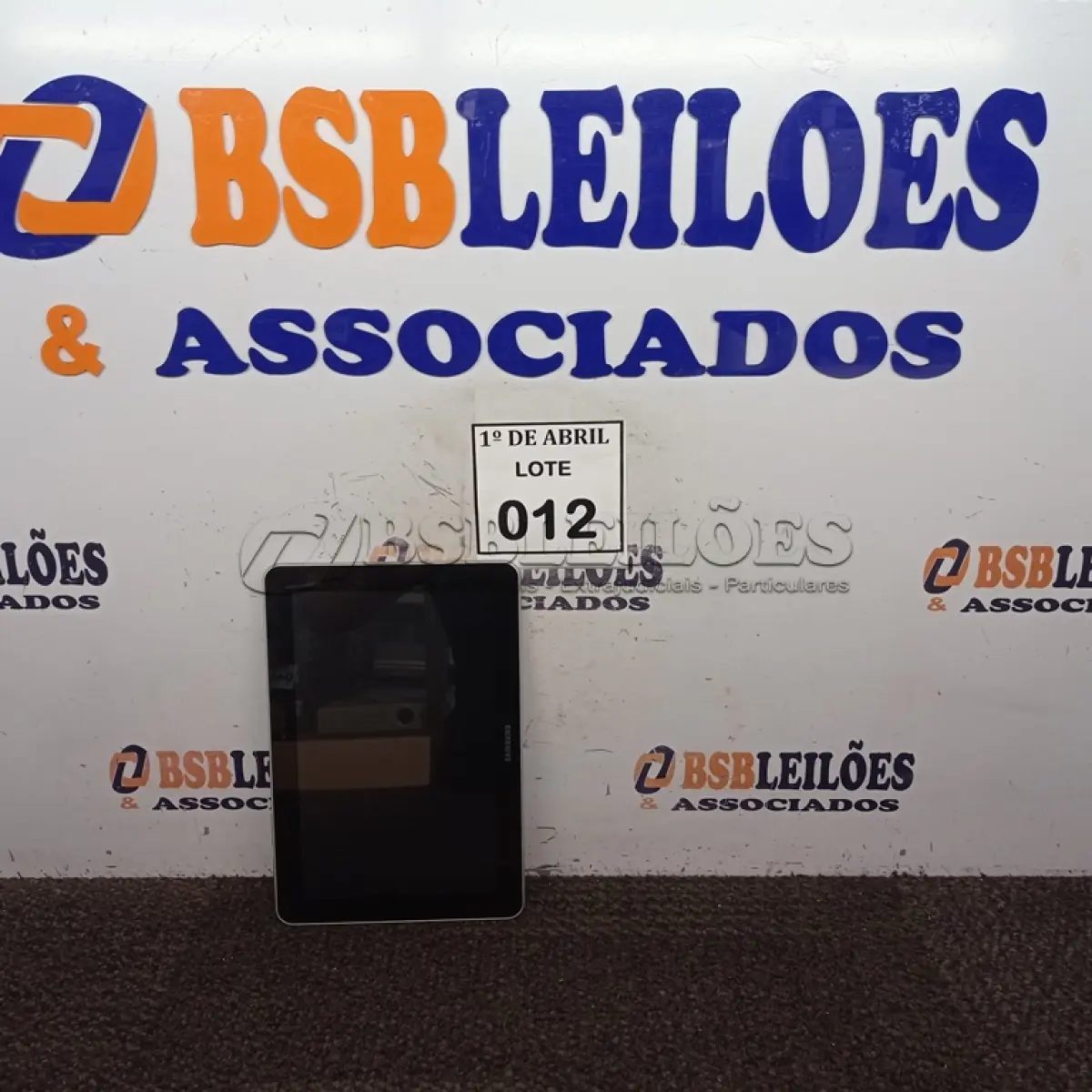 LOTE 012 - 01 TABLET SAMSUNG. (NO ESTADO) ATENÇÃO! FAZER A VISITAÇÃO ANTES DE ARREMATAR, NÃO SABEMOS SE FUNCIONA. LEILÃO NÃO TEM GARANTIA E NEM DEVOLUÇÃO, SUJEITO A POSSÍVEIS AVARIAS VISÍVEIS/OCULTAS E/OU AUSÊNCIA DE COMPONENTES.