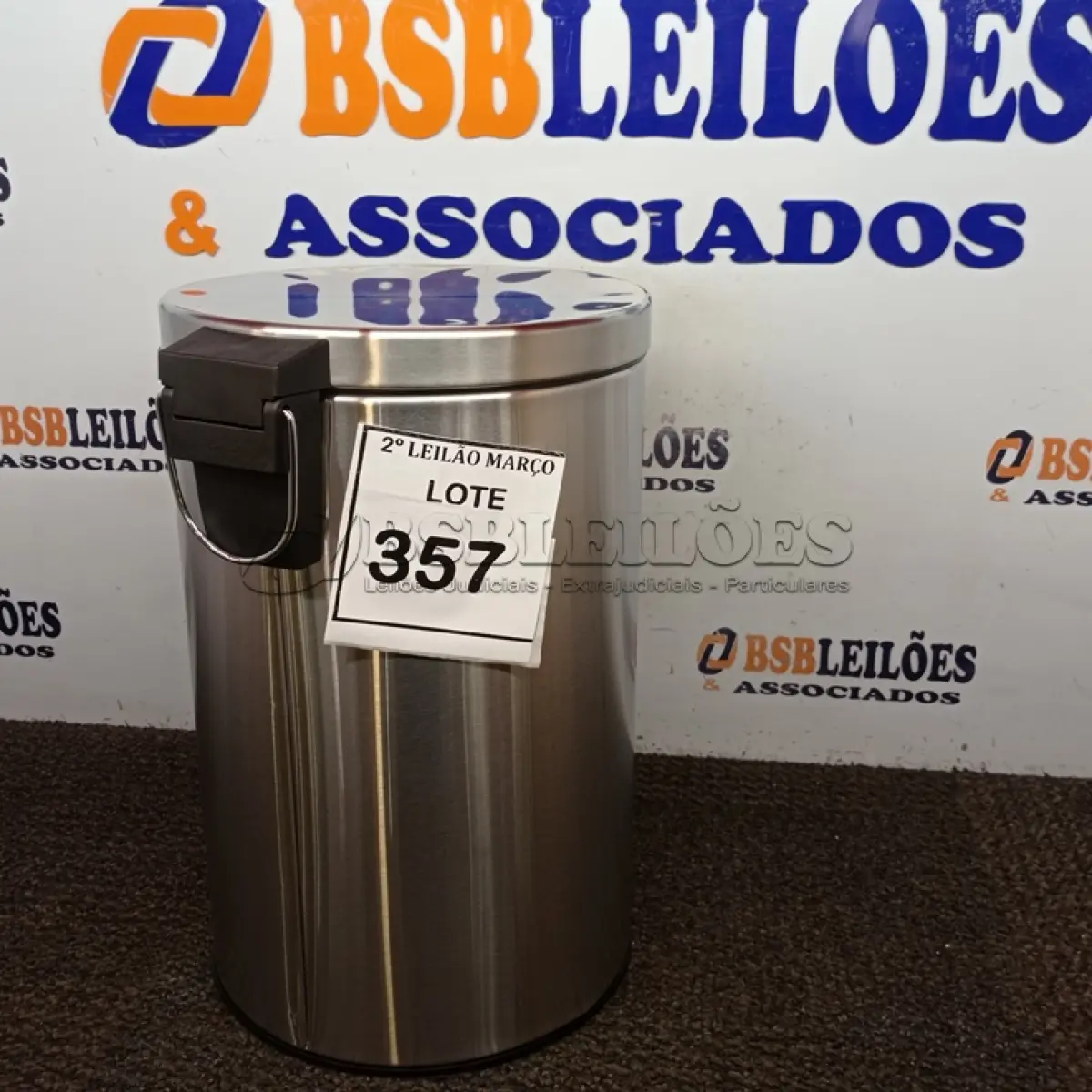 LOTE 357 - 01 LIXEIRA EM INOX COM PEDAL CAPACIDADE 12L. (NOVA). (NO ESTADO) ATENÇÃO! FAZER A VISITAÇÃO ANTES DE ARREMATAR, NÃO SABEMOS SE FUNCIONA. LEILÃO NÃO TEM GARANTIA E NEM DEVOLUÇÃO, SUJEITO A POSSÍVEIS AVARIAS VISÍVEIS/OCULTAS E/OU AUSÊNCIA DE COMPONENTES.