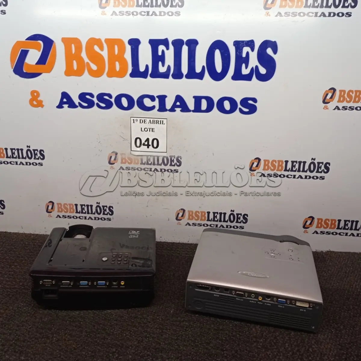LOTE 040 - 01 PROJETOR BENQ E 01 PROJETOR OPLOMA. (NO ESTADO) ATENÇÃO! FAZER A VISITAÇÃO ANTES DE ARREMATAR, NÃO SABEMOS SE FUNCIONA. LEILÃO NÃO TEM GARANTIA E NEM DEVOLUÇÃO, SUJEITO A POSSÍVEIS AVARIAS VISÍVEIS/OCULTAS E/OU AUSÊNCIA DE COMPONENTES.