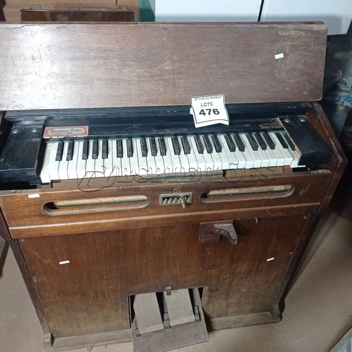 LOTE 476 - 01 PIANO/ÓRGÃO ANTIGO. (NO ESTADO) ATENÇÃO! FAZER A VISITAÇÃO ANTES DE ARREMATAR, NÃO SABEMOS SE FUNCIONA. LEILÃO NÃO TEM GARANTIA E NEM DEVOLUÇÃO, SUJEITO A POSSÍVEIS AVARIAS VISÍVEIS/OCULTAS E/OU AUSÊNCIA DE COMPONENTES.