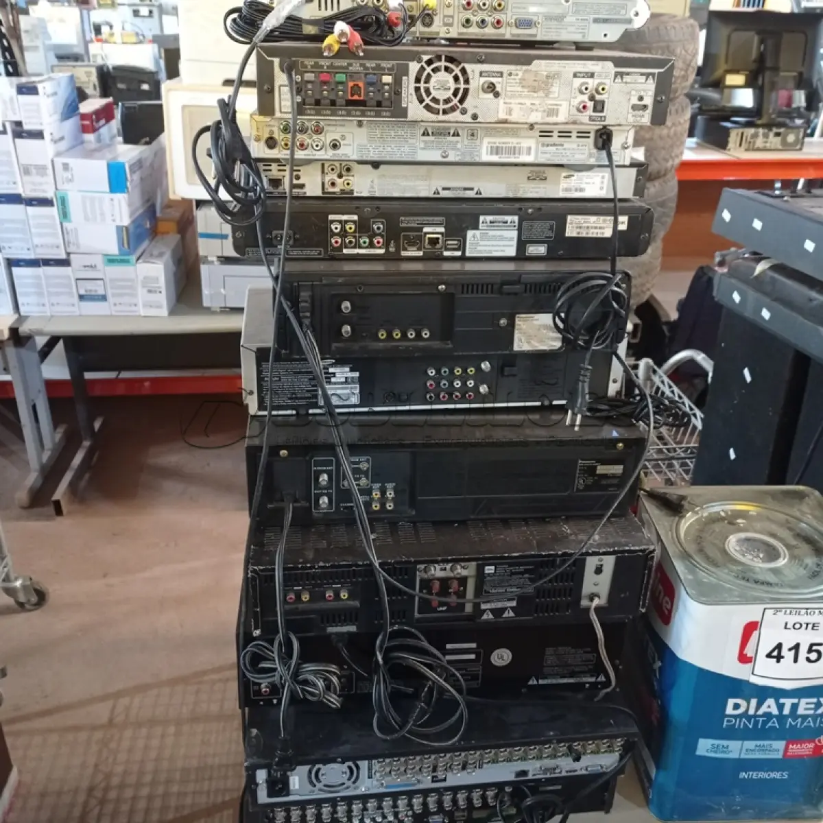 LOTE 414 - 01 LOTE C/DIVERSOS APARELHOS DE SOM, DVD´S, TOCA CD´S, VIDEOCASSETES E ELETRÔNICOS DIVERSOS. (NO ESTADO) ATENÇÃO! FAZER A VISITAÇÃO ANTES DE ARREMATAR, NÃO SABEMOS SE FUNCIONA. LEILÃO NÃO TEM GARANTIA E NEM DEVOLUÇÃO, SUJEITO A POSSÍVEIS AVARIAS VISÍVEIS/OCULTAS E/OU AUSÊNCIA DE COMPONENTES.