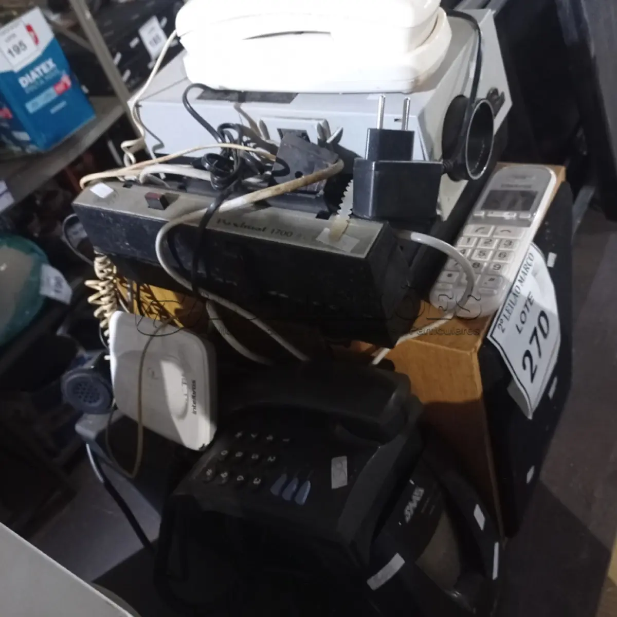 LOTE 270 - 01 LOTE COM NOBREAK, TELEFONE FIXO, RETROPROJETOR ANTIGO E CAIXAS DE SOM. (NO ESTADO) ATENÇÃO! FAZER A VISITAÇÃO ANTES DE ARREMATAR, NÃO SABEMOS SE FUNCIONA. LEILÃO NÃO TEM GARANTIA E NEM DEVOLUÇÃO, SUJEITO A POSSÍVEIS AVARIAS VISÍVEIS/OCULTAS E/OU AUSÊNCIA DE COMPONENTES.