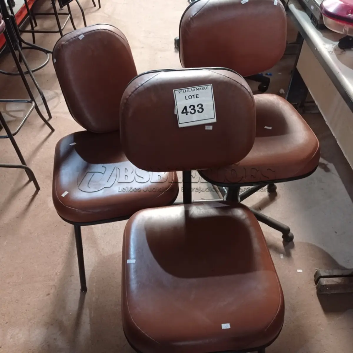 LOTE 433 - 03 CADEIRAS P/ESCRITÓRIO SENDO 02 PÉS FIXO E 01 GIRATÓRIA. (NO ESTADO) ATENÇÃO! FAZER A VISITAÇÃO ANTES DE ARREMATAR, NÃO SABEMOS SE FUNCIONA. LEILÃO NÃO TEM GARANTIA E NEM DEVOLUÇÃO, SUJEITO A POSSÍVEIS AVARIAS VISÍVEIS/OCULTAS E/OU AUSÊNCIA DE COMPONENTES.