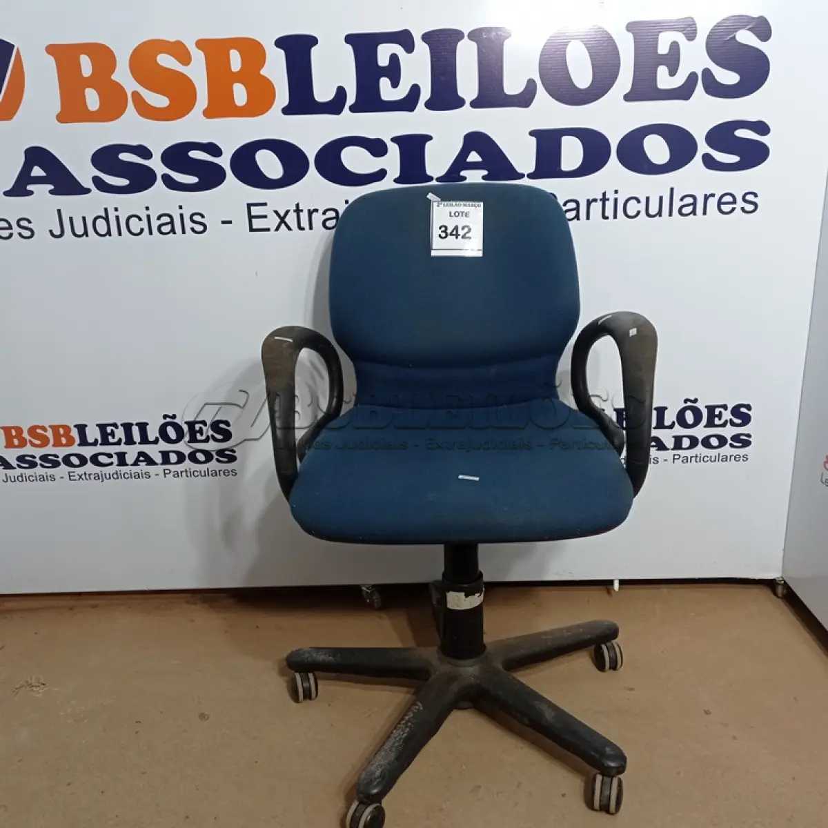 LOTE 342 - 01 CADEIRA GIRATÓRIA PARA ESCRITÓRIO. (NO ESTADO) ATENÇÃO! FAZER A VISITAÇÃO ANTES DE ARREMATAR, NÃO SABEMOS SE FUNCIONA. LEILÃO NÃO TEM GARANTIA E NEM DEVOLUÇÃO, SUJEITO A POSSÍVEIS AVARIAS VISÍVEIS/OCULTAS E/OU AUSÊNCIA DE COMPONENTES.