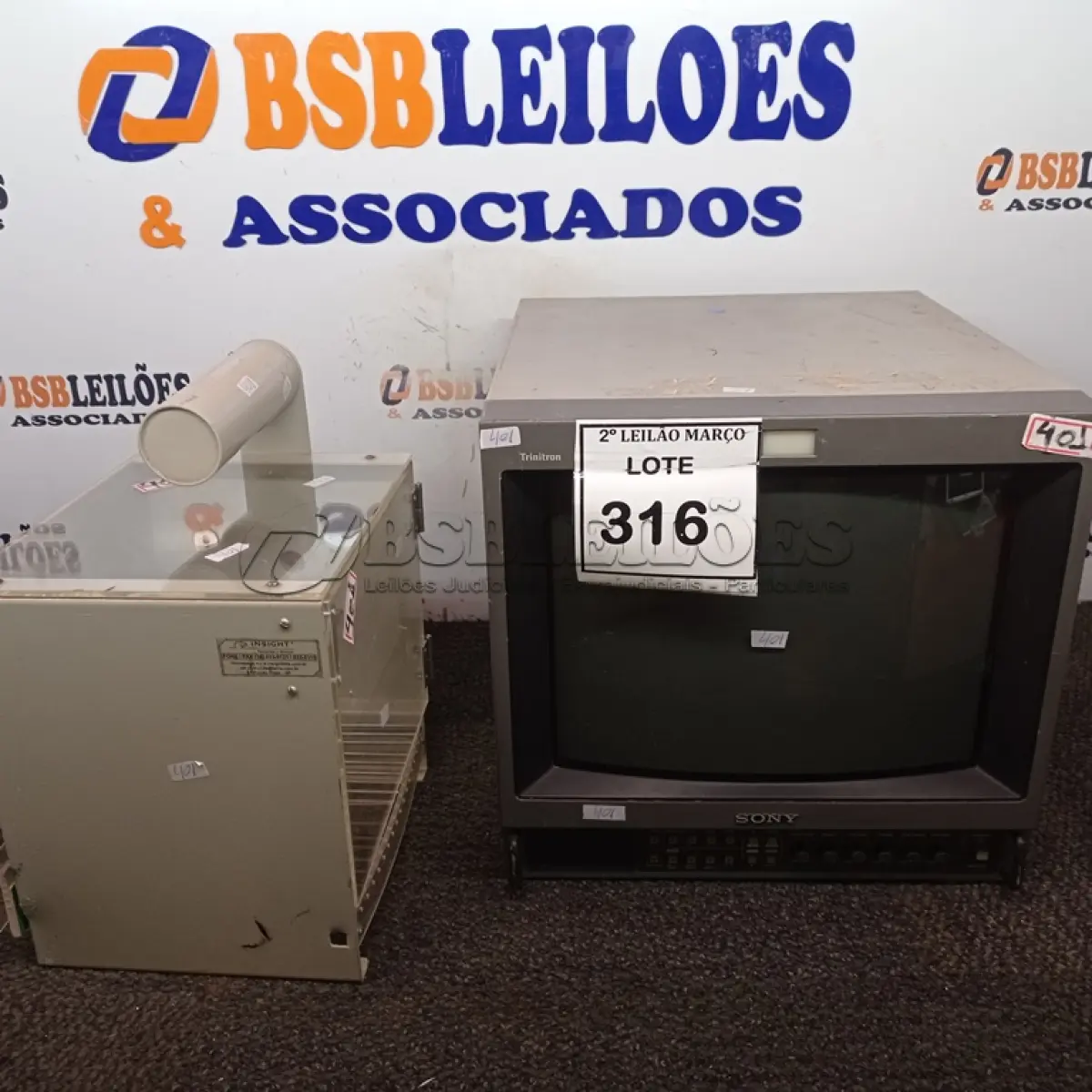 LOTE 316 - 01 MONITOR PARA CÂMERAS E 01 APARELHO DE LABORATÓRIO.  (NO ESTADO) ATENÇÃO! FAZER A VISITAÇÃO ANTES DE ARREMATAR, NÃO SABEMOS SE FUNCIONA. LEILÃO NÃO TEM GARANTIA E NEM DEVOLUÇÃO, SUJEITO A POSSÍVEIS AVARIAS VISÍVEIS/OCULTAS E/OU AUSÊNCIA DE COMPONENTES.