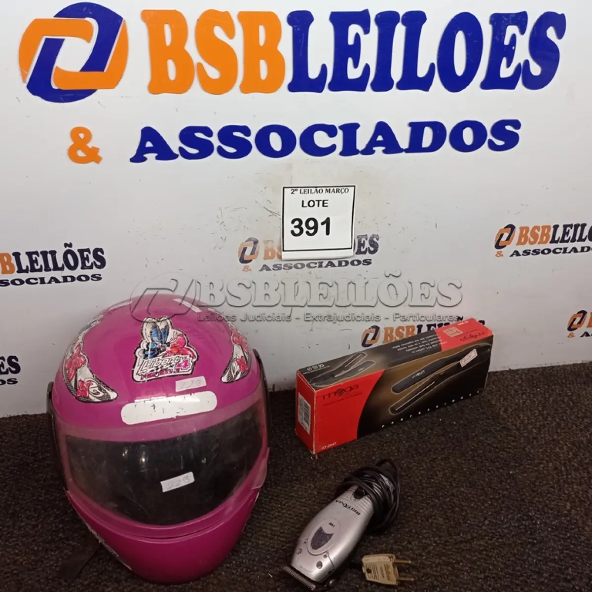 LOTE 391 - 01 CHAPINHA, 01 MÁQUINA PARA CORTAR CABELO E 01 CAPACETE FEMININO PARA MOTO. (NO ESTADO) ATENÇÃO! FAZER A VISITAÇÃO ANTES DE ARREMATAR, NÃO SABEMOS SE FUNCIONA. LEILÃO NÃO TEM GARANTIA E NEM DEVOLUÇÃO, SUJEITO A POSSÍVEIS AVARIAS VISÍVEIS/OCULTAS E/OU AUSÊNCIA DE COMPONENTES.