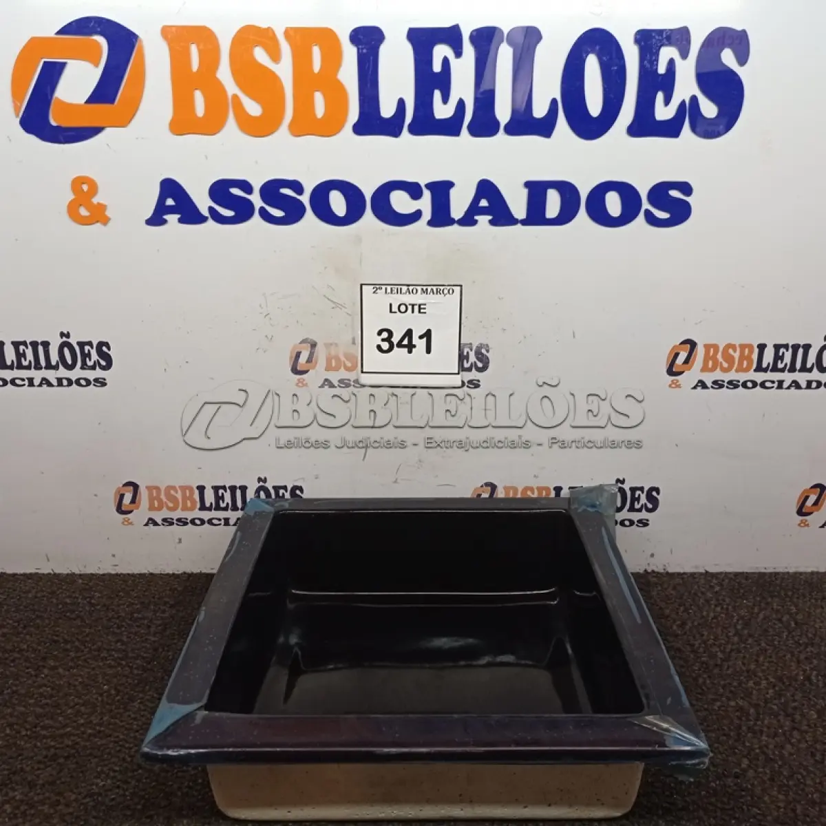 LOTE 341 - 01 NICHO PARA BANHEIRO NA COR PRETA QUADRADA (NOVO). (NO ESTADO) ATENÇÃO! FAZER A VISITAÇÃO ANTES DE ARREMATAR, NÃO SABEMOS SE FUNCIONA. LEILÃO NÃO TEM GARANTIA E NEM DEVOLUÇÃO, SUJEITO A POSSÍVEIS AVARIAS VISÍVEIS/OCULTAS E/OU AUSÊNCIA DE COMPONENTES.