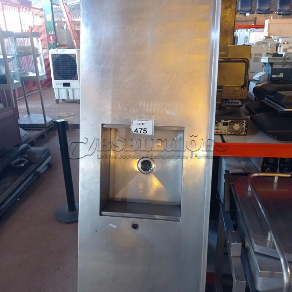 LOTE 475 - 01 PIA EM INOX INDUSTRIAL C/01 CUBA 230X0,60. (NO ESTADO) ATENÇÃO! FAZER A VISITAÇÃO ANTES DE ARREMATAR, NÃO SABEMOS SE FUNCIONA. LEILÃO NÃO TEM GARANTIA E NEM DEVOLUÇÃO, SUJEITO A POSSÍVEIS AVARIAS VISÍVEIS/OCULTAS E/OU AUSÊNCIA DE COMPONENTES.