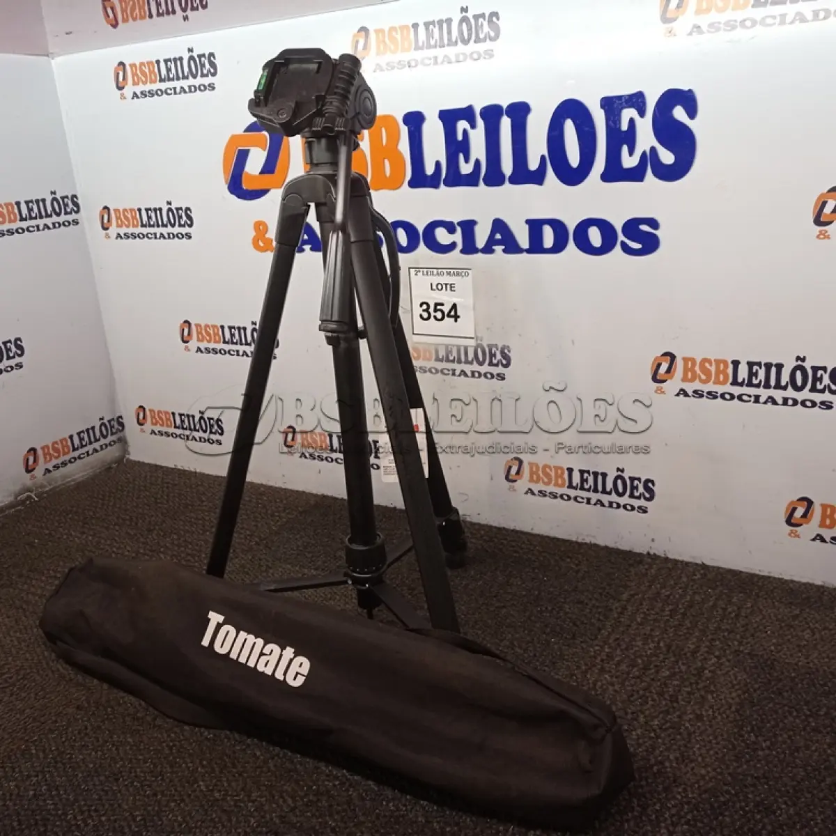 LOTE 354 - 01 TRIPÉ PARA CÂMERA TOMATE MTG-3016. (NO ESTADO) ATENÇÃO! FAZER A VISITAÇÃO ANTES DE ARREMATAR, NÃO SABEMOS SE FUNCIONA. LEILÃO NÃO TEM GARANTIA E NEM DEVOLUÇÃO, SUJEITO A POSSÍVEIS AVARIAS VISÍVEIS/OCULTAS E/OU AUSÊNCIA DE COMPONENTES.