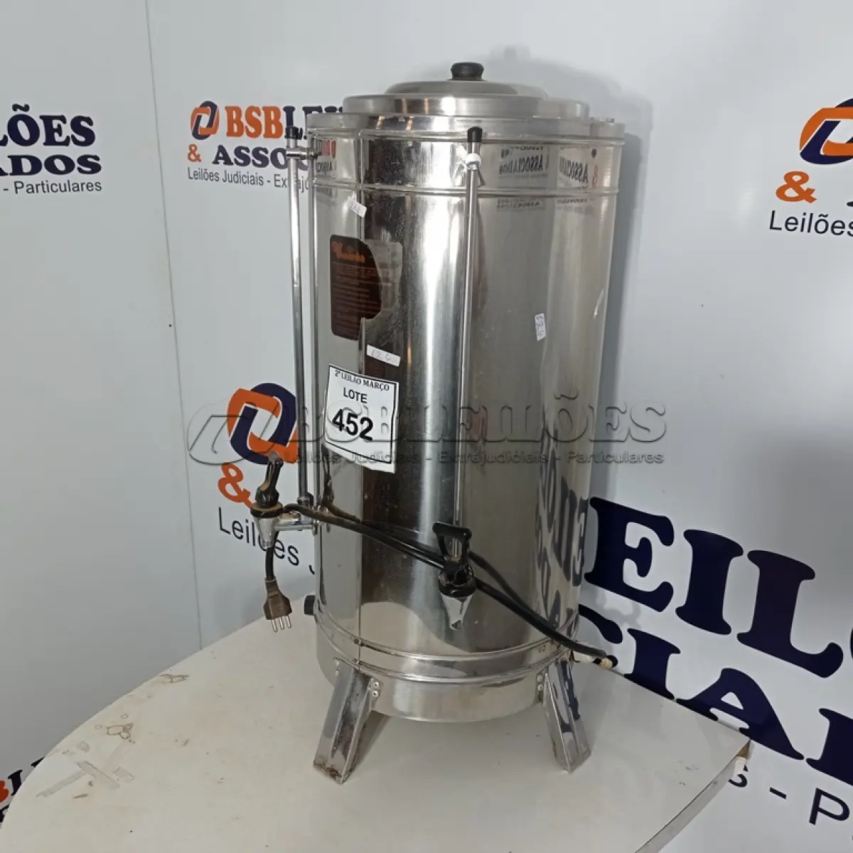 LOTE 452 - 01 CAFETEIRA ELÉTRICA EM INOX MARCA MONARCA. (NO ESTADO) ATENÇÃO! FAZER A VISITAÇÃO ANTES DE ARREMATAR, NÃO SABEMOS SE FUNCIONA. LEILÃO NÃO TEM GARANTIA E NEM DEVOLUÇÃO, SUJEITO A POSSÍVEIS AVARIAS VISÍVEIS/OCULTAS E/OU AUSÊNCIA DE COMPONENTES.