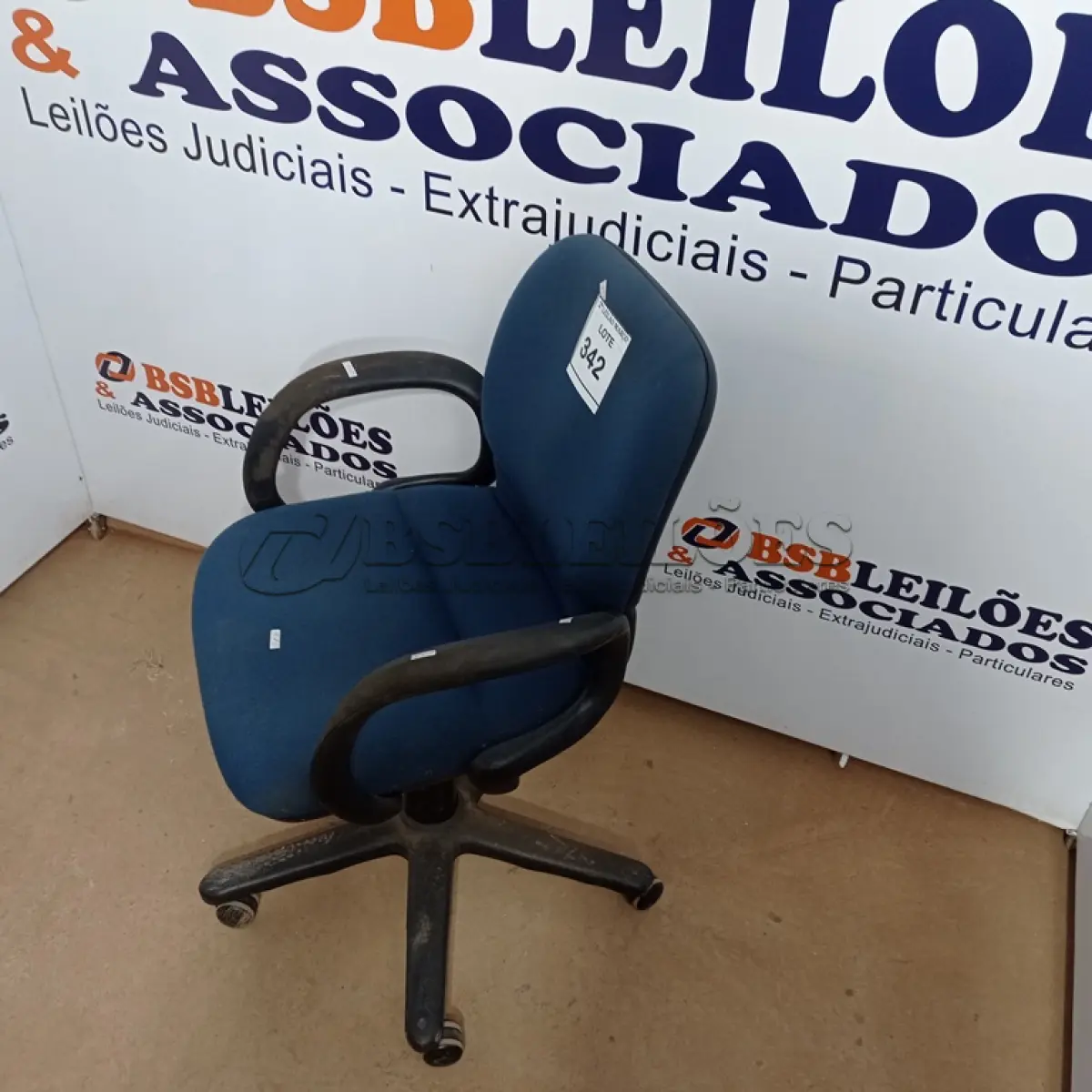 LOTE 342 - 01 CADEIRA GIRATÓRIA PARA ESCRITÓRIO. (NO ESTADO) ATENÇÃO! FAZER A VISITAÇÃO ANTES DE ARREMATAR, NÃO SABEMOS SE FUNCIONA. LEILÃO NÃO TEM GARANTIA E NEM DEVOLUÇÃO, SUJEITO A POSSÍVEIS AVARIAS VISÍVEIS/OCULTAS E/OU AUSÊNCIA DE COMPONENTES.