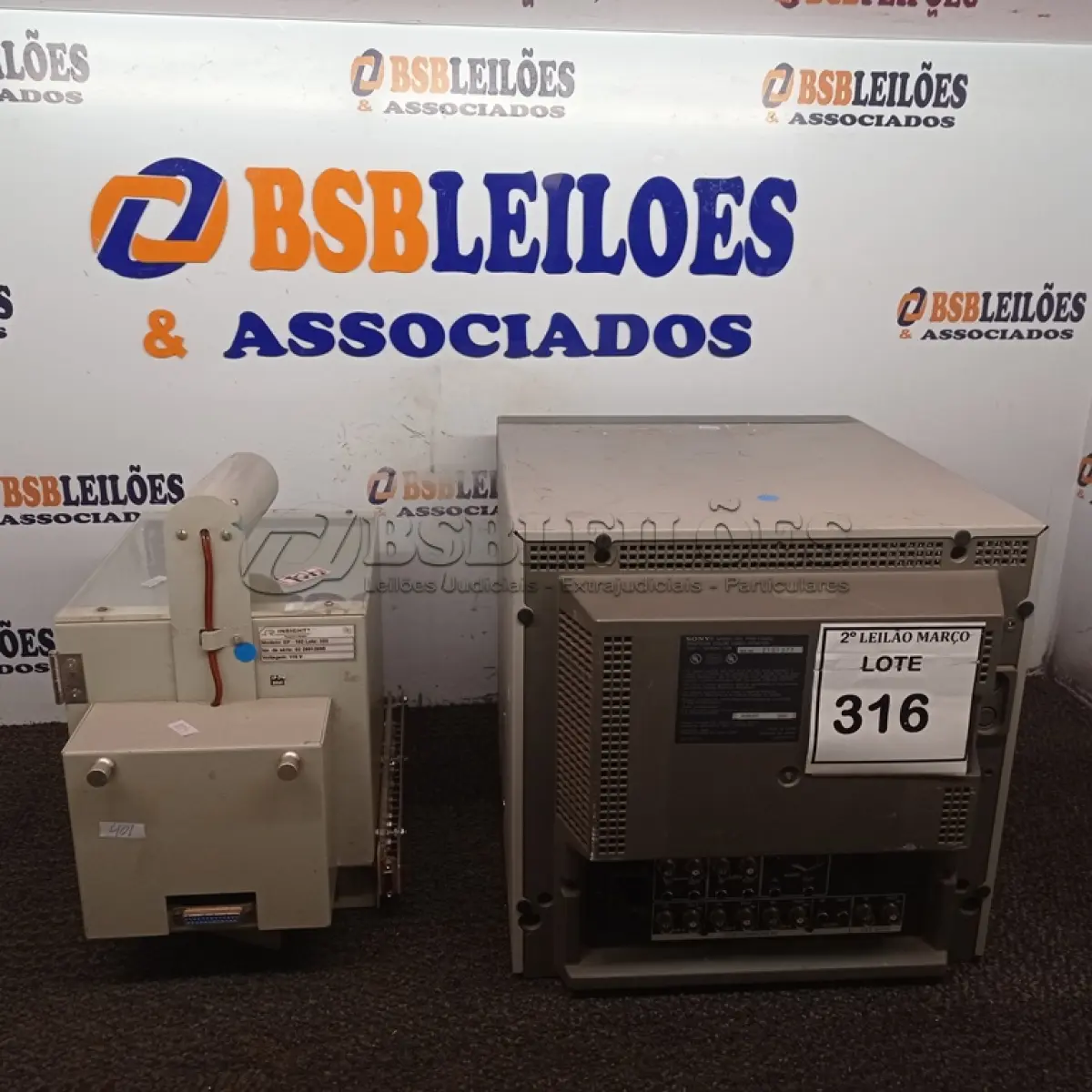 LOTE 316 - 01 MONITOR PARA CÂMERAS E 01 APARELHO DE LABORATÓRIO.  (NO ESTADO) ATENÇÃO! FAZER A VISITAÇÃO ANTES DE ARREMATAR, NÃO SABEMOS SE FUNCIONA. LEILÃO NÃO TEM GARANTIA E NEM DEVOLUÇÃO, SUJEITO A POSSÍVEIS AVARIAS VISÍVEIS/OCULTAS E/OU AUSÊNCIA DE COMPONENTES.