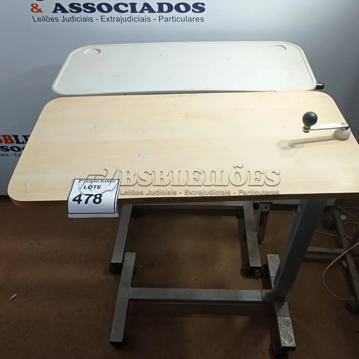 LOTE 478 - 02 MESAS DE REFEIÇÃO PARA CAMA HOSPITALAR. (NO ESTADO) ATENÇÃO! FAZER A VISITAÇÃO ANTES DE ARREMATAR, NÃO SABEMOS SE FUNCIONA. LEILÃO NÃO TEM GARANTIA E NEM DEVOLUÇÃO, SUJEITO A POSSÍVEIS AVARIAS VISÍVEIS/OCULTAS E/OU AUSÊNCIA DE COMPONENTES.