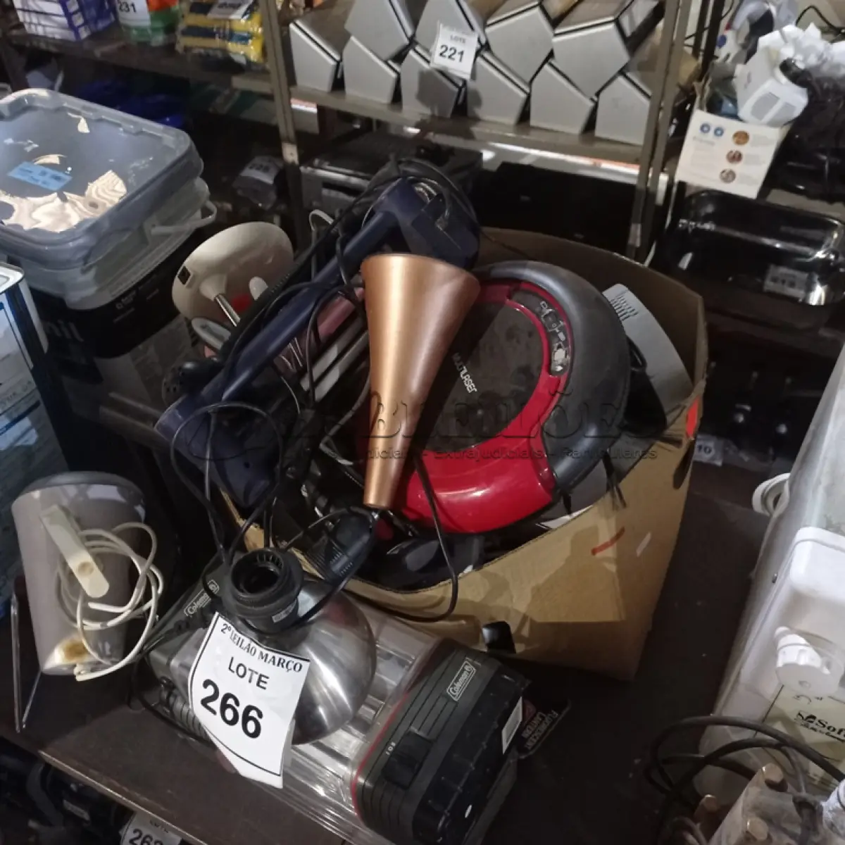 LOTE 266 - 01 LOTE VÁRIOS LEITORES DE CÓDIGOS DE BARRA, LUMINÁRIAS E MATERIAIS DIVERSOS. (NO ESTADO) ATENÇÃO! FAZER A VISITAÇÃO ANTES DE ARREMATAR, NÃO SABEMOS SE FUNCIONA. LEILÃO NÃO TEM GARANTIA E NEM DEVOLUÇÃO, SUJEITO A POSSÍVEIS AVARIAS VISÍVEIS/OCULTAS E/OU AUSÊNCIA DE COMPONENTES.