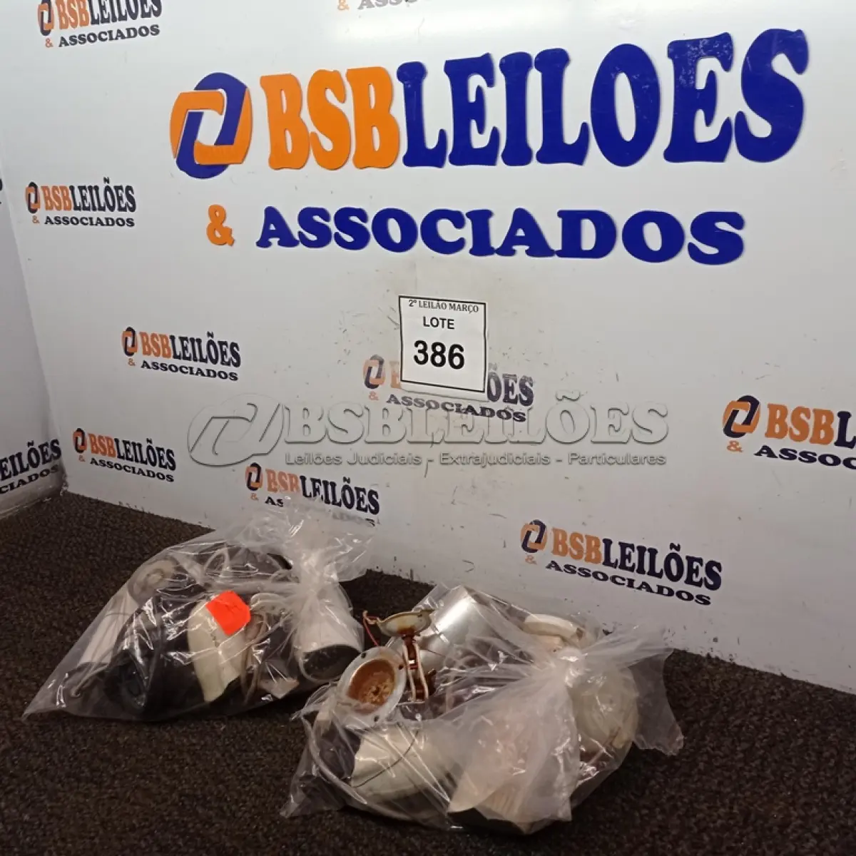 LOTE 386 - 01 LOTE COM VÁRIAS CÂMERAS DE SEGURANÇA MARCAS E MODELOS DIVERSOS. (NO ESTADO) ATENÇÃO! FAZER A VISITAÇÃO ANTES DE ARREMATAR, NÃO SABEMOS SE FUNCIONA. LEILÃO NÃO TEM GARANTIA E NEM DEVOLUÇÃO, SUJEITO A POSSÍVEIS AVARIAS VISÍVEIS/OCULTAS E/OU AUSÊNCIA DE COMPONENTES.