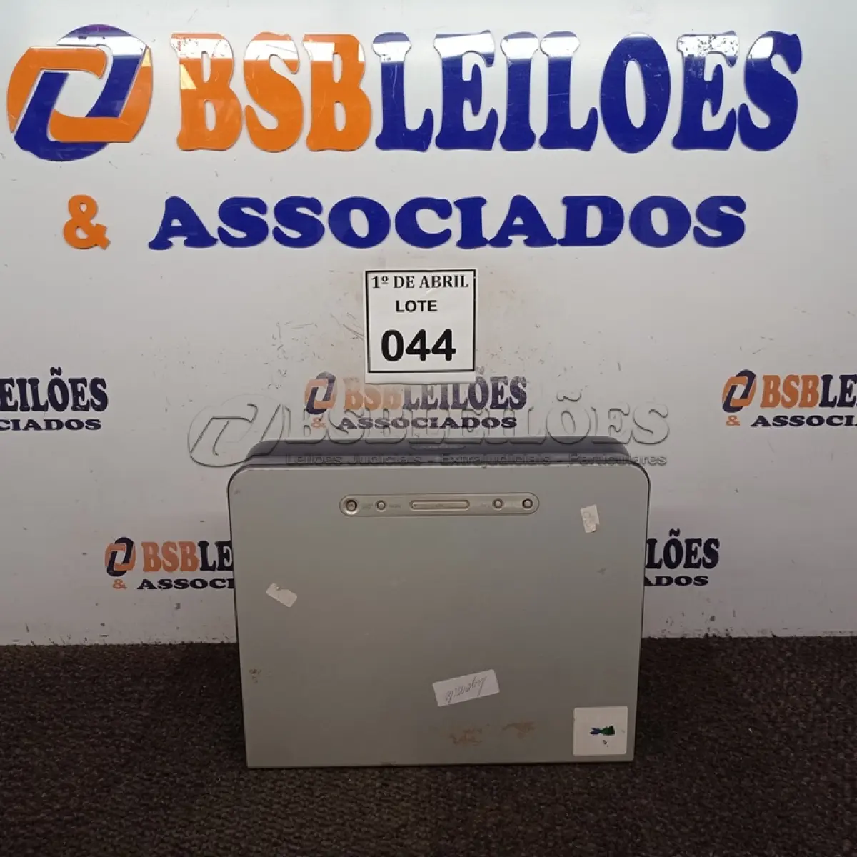 LOTE 044 - 01 PROJETOR SONY. (NO ESTADO) ATENÇÃO! FAZER A VISITAÇÃO ANTES DE ARREMATAR, NÃO SABEMOS SE FUNCIONA. LEILÃO NÃO TEM GARANTIA E NEM DEVOLUÇÃO, SUJEITO A POSSÍVEIS AVARIAS VISÍVEIS/OCULTAS E/OU AUSÊNCIA DE COMPONENTES.
