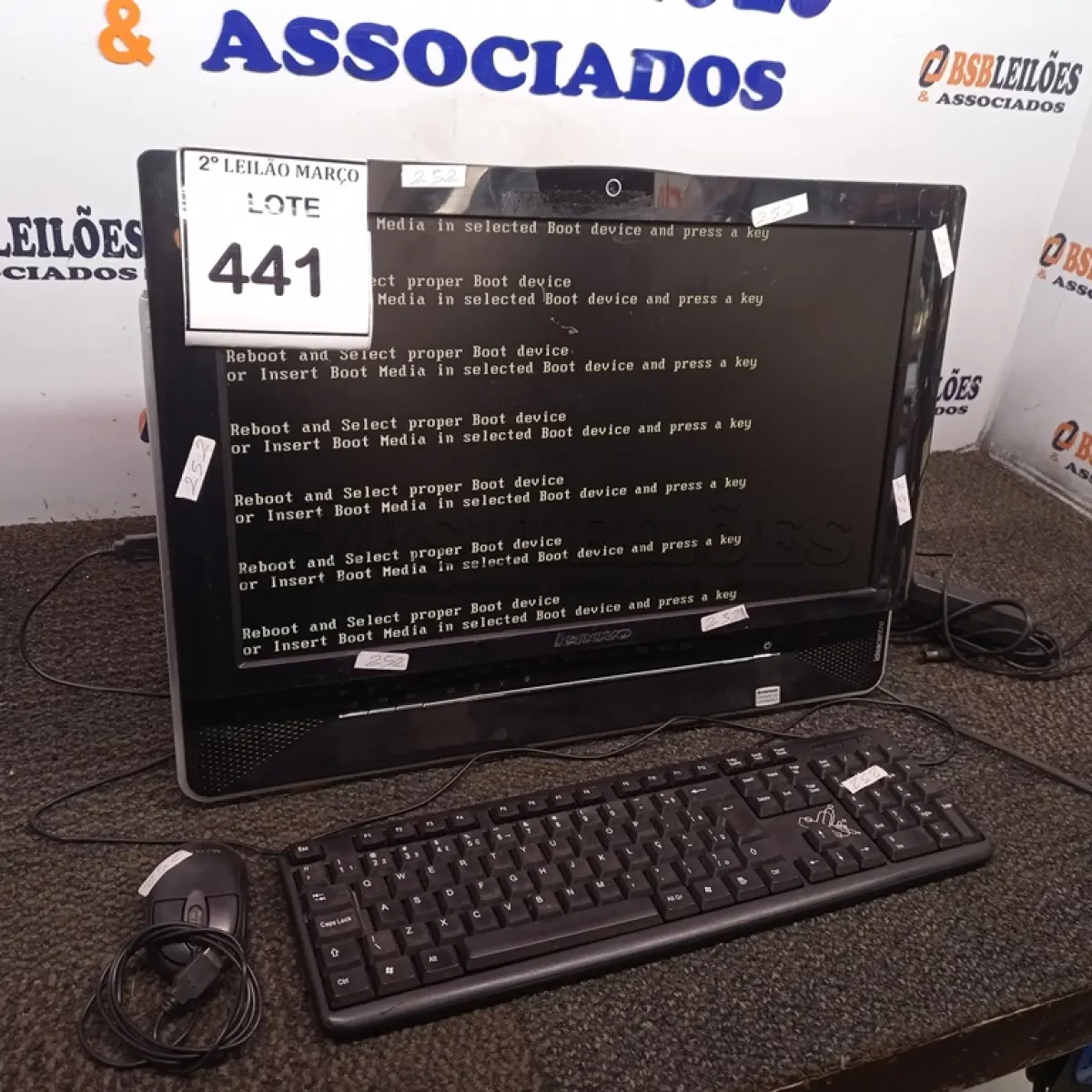 LOTE 441 - 01 ALL IN ONE LENOVO PRETO C/TECLADO, MOUSE E FONTE. (NO ESTADO) ATENÇÃO! FAZER A VISITAÇÃO ANTES DE ARREMATAR, NÃO SABEMOS SE FUNCIONA. LEILÃO NÃO TEM GARANTIA E NEM DEVOLUÇÃO, SUJEITO A POSSÍVEIS AVARIAS VISÍVEIS/OCULTAS E/OU AUSÊNCIA DE COMPONENTES.