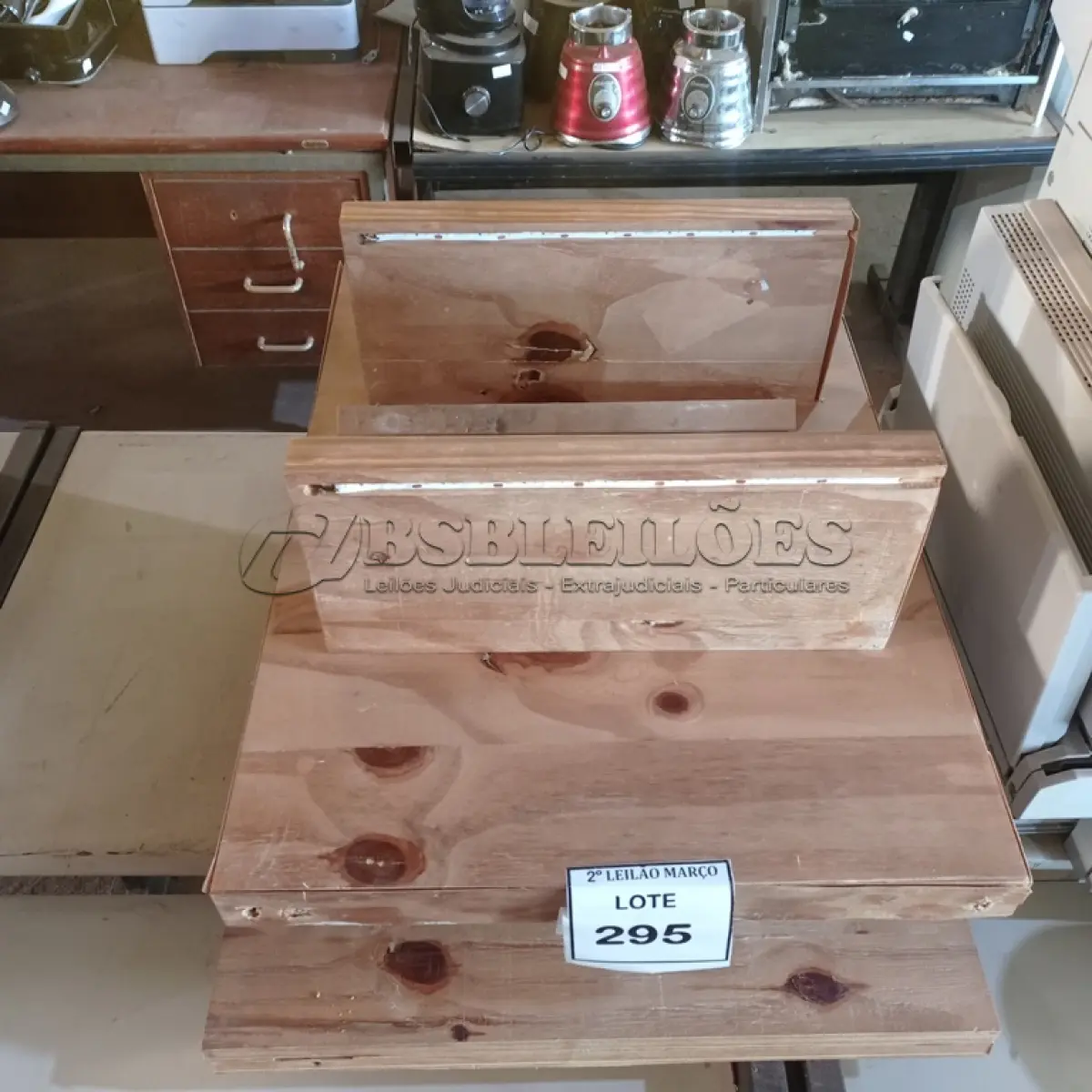 LOTE 295 - 01 PAINEL EM MADEIRA COM 02 PRATELEIRAS.  (NO ESTADO) ATENÇÃO! FAZER A VISITAÇÃO ANTES DE ARREMATAR, NÃO SABEMOS SE FUNCIONA. LEILÃO NÃO TEM GARANTIA E NEM DEVOLUÇÃO, SUJEITO A POSSÍVEIS AVARIAS VISÍVEIS/OCULTAS E/OU AUSÊNCIA DE COMPONENTES.
