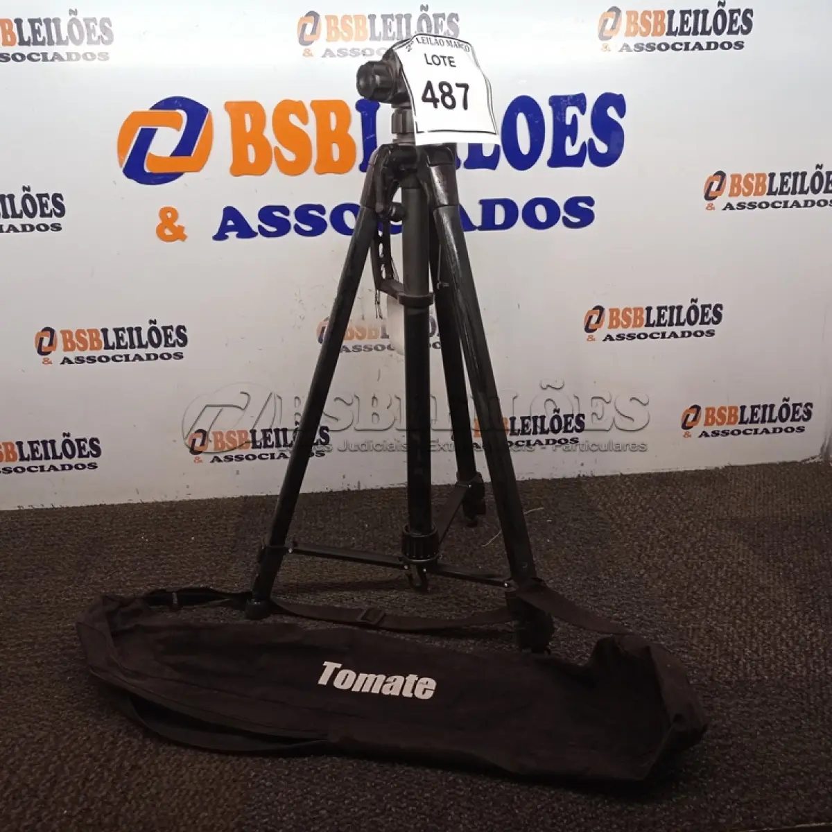 LOTE 487 - 01 TRIPÉ PARA CÂMERA TOMATE MTG-3016. (NO ESTADO) ATENÇÃO! FAZER A VISITAÇÃO ANTES DE ARREMATAR, NÃO SABEMOS SE FUNCIONA. LEILÃO NÃO TEM GARANTIA E NEM DEVOLUÇÃO, SUJEITO A POSSÍVEIS AVARIAS VISÍVEIS/OCULTAS E/OU AUSÊNCIA DE COMPONENTES.