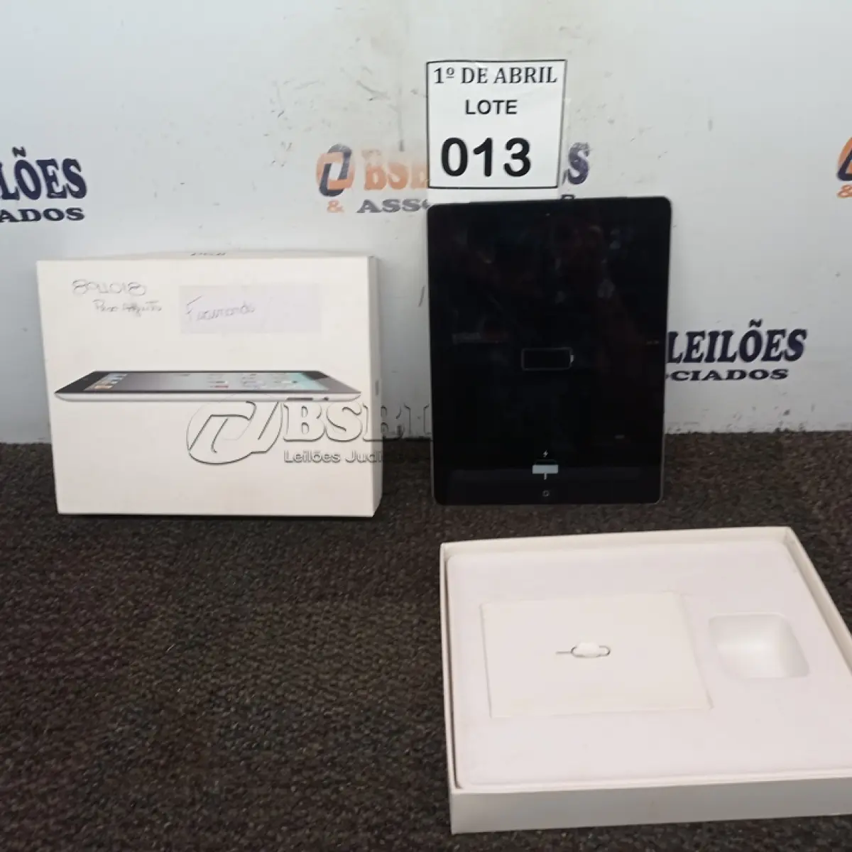 LOTE 013 - 01 IPAD 64GB. (NO ESTADO) ATENÇÃO! FAZER A VISITAÇÃO ANTES DE ARREMATAR, NÃO SABEMOS SE FUNCIONA. LEILÃO NÃO TEM GARANTIA E NEM DEVOLUÇÃO, SUJEITO A POSSÍVEIS AVARIAS VISÍVEIS/OCULTAS E/OU AUSÊNCIA DE COMPONENTES.