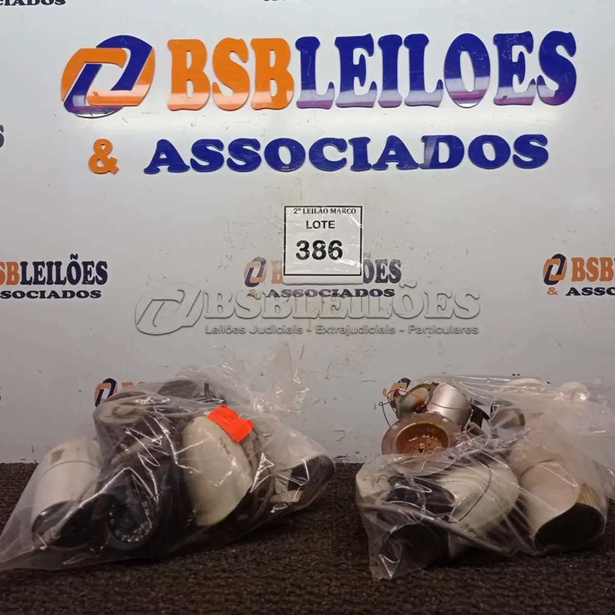 LOTE 386 - 01 LOTE COM VÁRIAS CÂMERAS DE SEGURANÇA MARCAS E MODELOS DIVERSOS. (NO ESTADO) ATENÇÃO! FAZER A VISITAÇÃO ANTES DE ARREMATAR, NÃO SABEMOS SE FUNCIONA. LEILÃO NÃO TEM GARANTIA E NEM DEVOLUÇÃO, SUJEITO A POSSÍVEIS AVARIAS VISÍVEIS/OCULTAS E/OU AUSÊNCIA DE COMPONENTES.