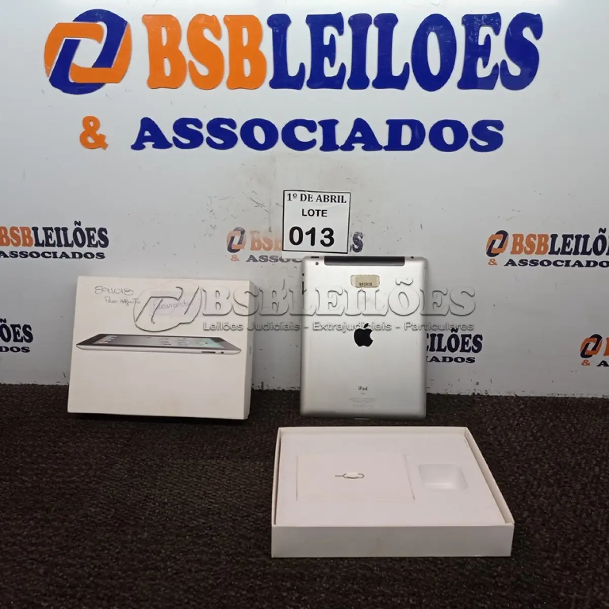 LOTE 013 - 01 IPAD 64GB. (NO ESTADO) ATENÇÃO! FAZER A VISITAÇÃO ANTES DE ARREMATAR, NÃO SABEMOS SE FUNCIONA. LEILÃO NÃO TEM GARANTIA E NEM DEVOLUÇÃO, SUJEITO A POSSÍVEIS AVARIAS VISÍVEIS/OCULTAS E/OU AUSÊNCIA DE COMPONENTES.