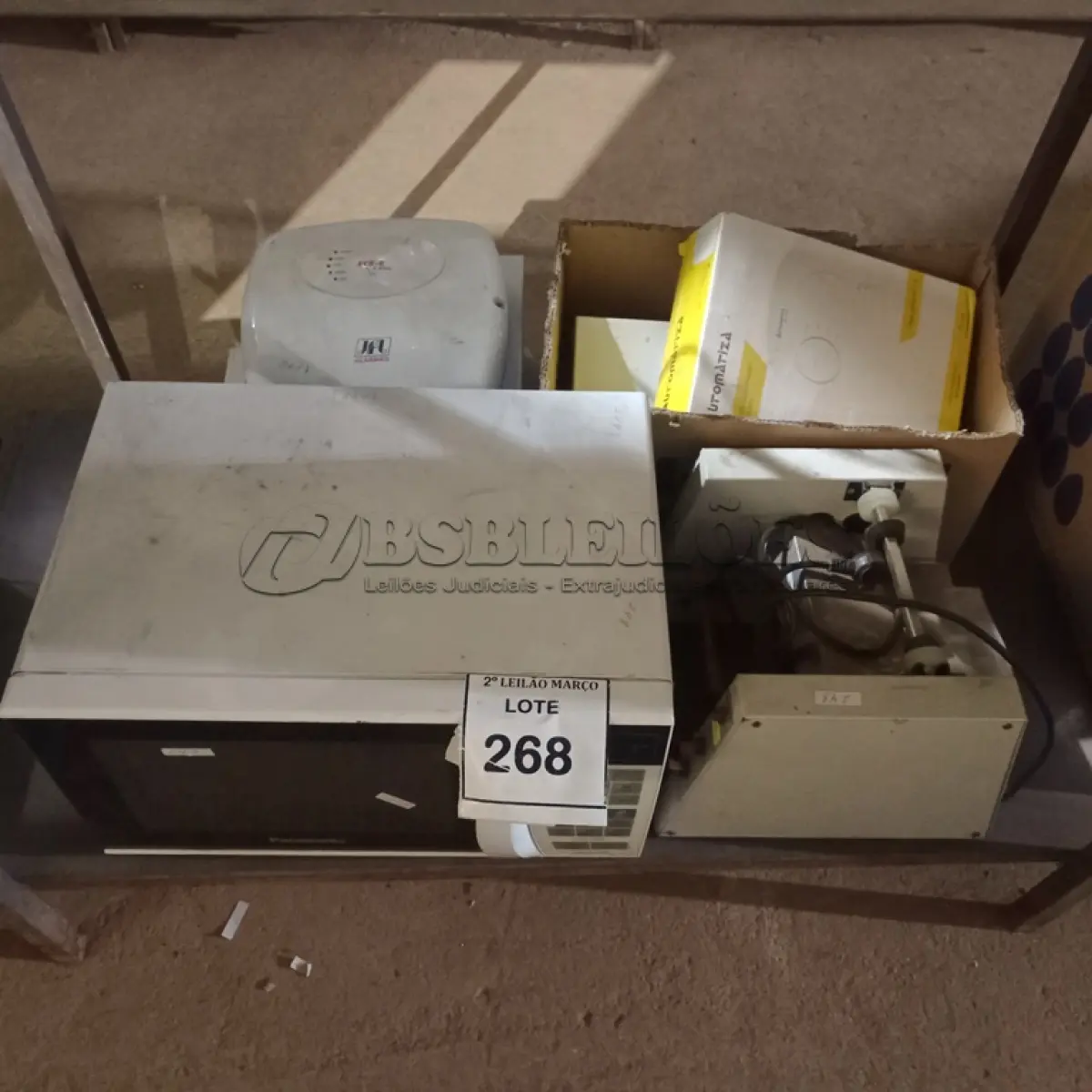 LOTE 268 - 01 MICRO-ONDAS, 01 SELADORA E APARELHOS DE ALARME. (NO ESTADO) ATENÇÃO! FAZER A VISITAÇÃO ANTES DE ARREMATAR, NÃO SABEMOS SE FUNCIONA. LEILÃO NÃO TEM GARANTIA E NEM DEVOLUÇÃO, SUJEITO A POSSÍVEIS AVARIAS VISÍVEIS/OCULTAS E/OU AUSÊNCIA DE COMPONENTES.