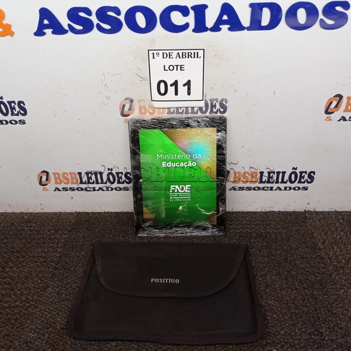 LOTE 011 - 01 TABLET POSITIVO COM BOLSA.  (NO ESTADO) ATENÇÃO! FAZER A VISITAÇÃO ANTES DE ARREMATAR, NÃO SABEMOS SE FUNCIONA. LEILÃO NÃO TEM GARANTIA E NEM DEVOLUÇÃO, SUJEITO A POSSÍVEIS AVARIAS VISÍVEIS/OCULTAS E/OU AUSÊNCIA DE COMPONENTES.