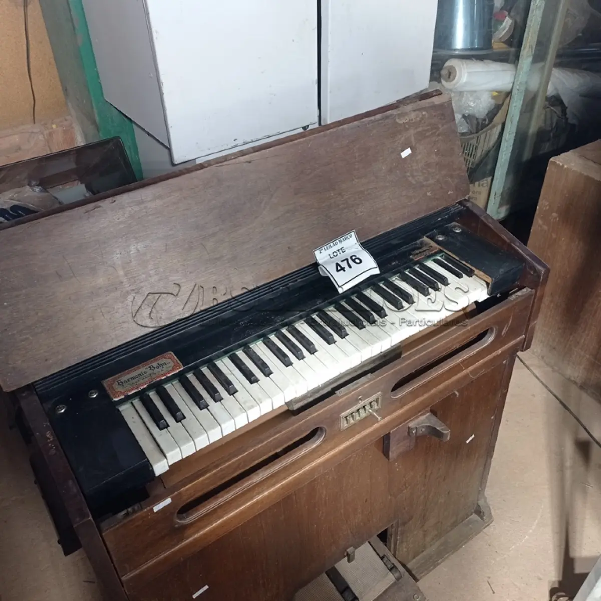 LOTE 476 - 01 PIANO/ÓRGÃO ANTIGO. (NO ESTADO) ATENÇÃO! FAZER A VISITAÇÃO ANTES DE ARREMATAR, NÃO SABEMOS SE FUNCIONA. LEILÃO NÃO TEM GARANTIA E NEM DEVOLUÇÃO, SUJEITO A POSSÍVEIS AVARIAS VISÍVEIS/OCULTAS E/OU AUSÊNCIA DE COMPONENTES.