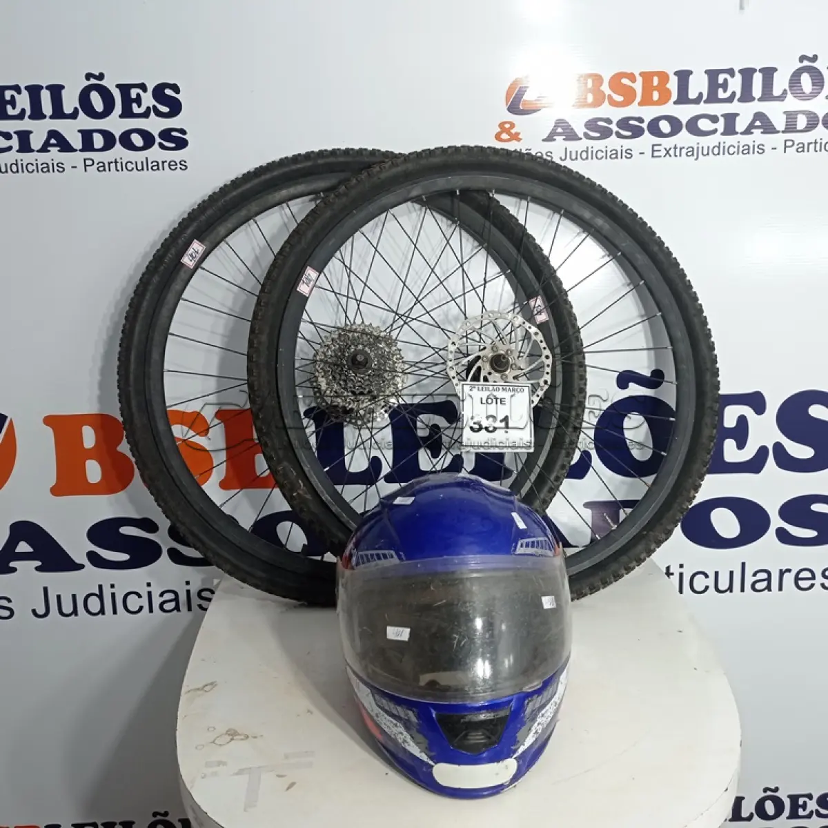 LOTE 331 - 02 RODAS DE BICICLETA COM DISCO DE FREIO E 01 CAPACETE PARA MOTO. (NO ESTADO) ATENÇÃO! FAZER A VISITAÇÃO ANTES DE ARREMATAR, NÃO SABEMOS SE FUNCIONA. LEILÃO NÃO TEM GARANTIA E NEM DEVOLUÇÃO, SUJEITO A POSSÍVEIS AVARIAS VISÍVEIS/OCULTAS E/OU AUSÊNCIA DE COMPONENTES.