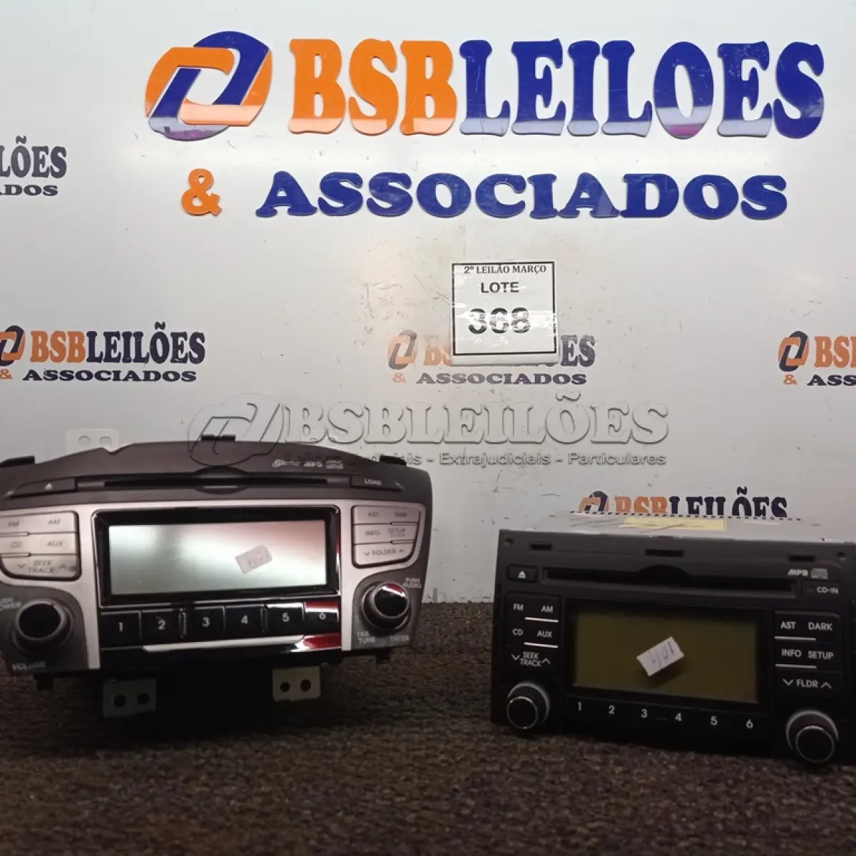LOTE 368 - 02 APARELHOS DE SOM AUTOMOTIVOS. (NO ESTADO) ATENÇÃO! FAZER A VISITAÇÃO ANTES DE ARREMATAR, NÃO SABEMOS SE FUNCIONA. LEILÃO NÃO TEM GARANTIA E NEM DEVOLUÇÃO, SUJEITO A POSSÍVEIS AVARIAS VISÍVEIS/OCULTAS E/OU AUSÊNCIA DE COMPONENTES.
