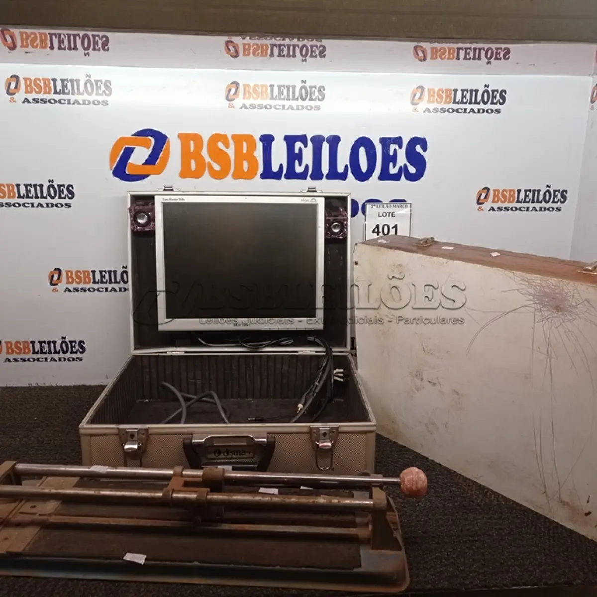LOTE 401 - 01 CAIXA P/ FERRAMENTA EM MADEIRA E 01 MALA ESTILO CONSOLE C/01 MONITOR MARCA SAMSUNG E 01 RISCADOR DE CERÂMICAS. (NO ESTADO) ATENÇÃO! FAZER A VISITAÇÃO ANTES DE ARREMATAR, NÃO SABEMOS SE FUNCIONA. LEILÃO NÃO TEM GARANTIA E NEM DEVOLUÇÃO, SUJEITO A POSSÍVEIS AVARIAS VISÍVEIS/OCULTAS E/OU AUSÊNCIA DE COMPONENTES.