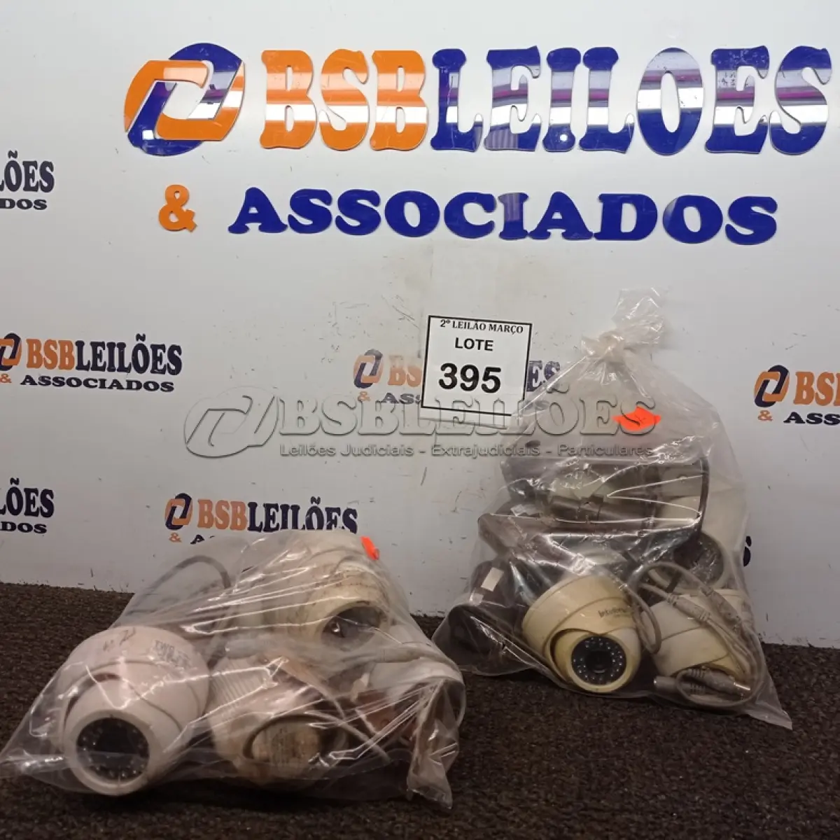 LOTE 395 - 01 LOTE COM VÁRIAS CÂMERAS DE SEGURANÇA MARCAS E MODELOS DIVERSOS. (NO ESTADO) ATENÇÃO! FAZER A VISITAÇÃO ANTES DE ARREMATAR, NÃO SABEMOS SE FUNCIONA. LEILÃO NÃO TEM GARANTIA E NEM DEVOLUÇÃO, SUJEITO A POSSÍVEIS AVARIAS VISÍVEIS/OCULTAS E/OU AUSÊNCIA DE COMPONENTES.