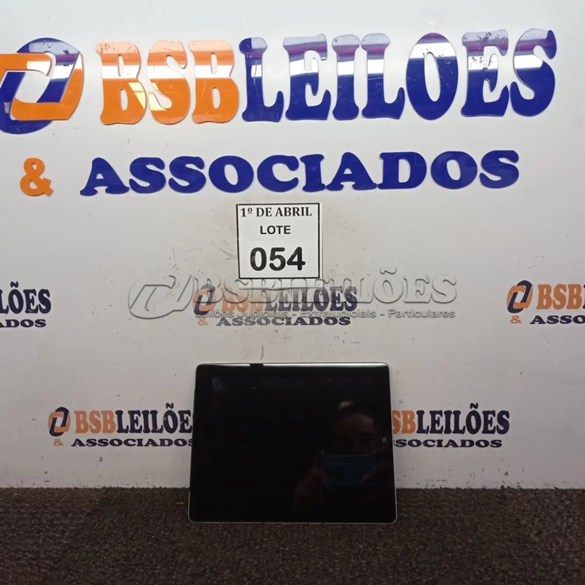 LOTE 054 - 01 TABLET SAMSUNG. (NO ESTADO) ATENÇÃO! FAZER A VISITAÇÃO ANTES DE ARREMATAR, NÃO SABEMOS SE FUNCIONA. LEILÃO NÃO TEM GARANTIA E NEM DEVOLUÇÃO, SUJEITO A POSSÍVEIS AVARIAS VISÍVEIS/OCULTAS E/OU AUSÊNCIA DE COMPONENTES.