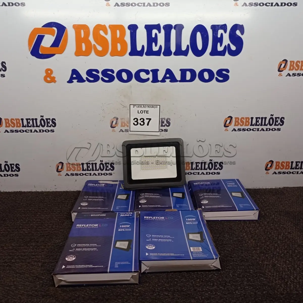 LOTE 337 - 05 REFLETORES DE LED AMBIENTE EXTERNO 100W CADA. (NOVO). (NO ESTADO) ATENÇÃO! FAZER A VISITAÇÃO ANTES DE ARREMATAR, NÃO SABEMOS SE FUNCIONA. LEILÃO NÃO TEM GARANTIA E NEM DEVOLUÇÃO, SUJEITO A POSSÍVEIS AVARIAS VISÍVEIS/OCULTAS E/OU AUSÊNCIA DE COMPONENTES.