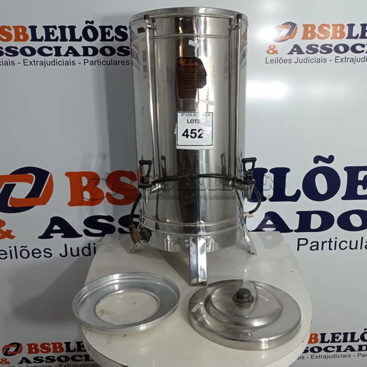 LOTE 452 - 01 CAFETEIRA ELÉTRICA EM INOX MARCA MONARCA. (NO ESTADO) ATENÇÃO! FAZER A VISITAÇÃO ANTES DE ARREMATAR, NÃO SABEMOS SE FUNCIONA. LEILÃO NÃO TEM GARANTIA E NEM DEVOLUÇÃO, SUJEITO A POSSÍVEIS AVARIAS VISÍVEIS/OCULTAS E/OU AUSÊNCIA DE COMPONENTES.