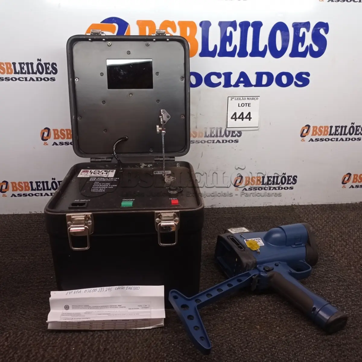 LOTE 444 - 01 RADAR VEICULAR E 01 MALETA COM BATERIA. (NO ESTADO) ATENÇÃO! FAZER A VISITAÇÃO ANTES DE ARREMATAR, NÃO SABEMOS SE FUNCIONA. LEILÃO NÃO TEM GARANTIA E NEM DEVOLUÇÃO, SUJEITO A POSSÍVEIS AVARIAS VISÍVEIS/OCULTAS E/OU AUSÊNCIA DE COMPONENTES.