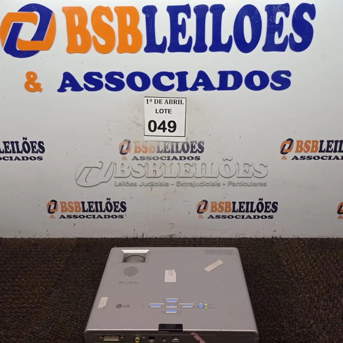 LOTE 049 - 01 PROJETOR LG. (NO ESTADO) ATENÇÃO! FAZER A VISITAÇÃO ANTES DE ARREMATAR, NÃO SABEMOS SE FUNCIONA. LEILÃO NÃO TEM GARANTIA E NEM DEVOLUÇÃO, SUJEITO A POSSÍVEIS AVARIAS VISÍVEIS/OCULTAS E/OU AUSÊNCIA DE COMPONENTES.