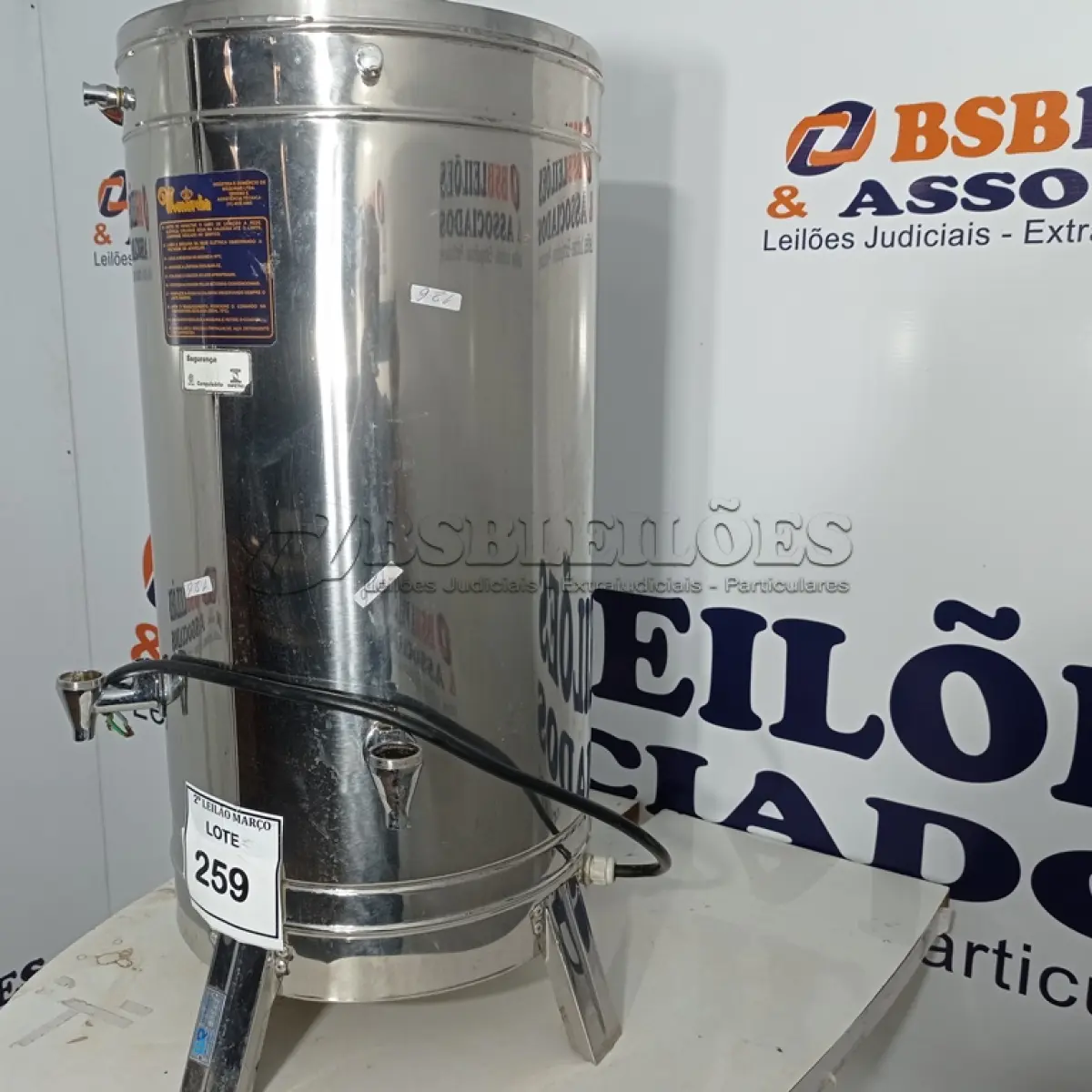 LOTE 259 - 01 CAFETEIRA INDUSTRIAL EM INOX.  (NO ESTADO) ATENÇÃO! FAZER A VISITAÇÃO ANTES DE ARREMATAR, NÃO SABEMOS SE FUNCIONA. LEILÃO NÃO TEM GARANTIA E NEM DEVOLUÇÃO, SUJEITO A POSSÍVEIS AVARIAS VISÍVEIS/OCULTAS E/OU AUSÊNCIA DE COMPONENTES.