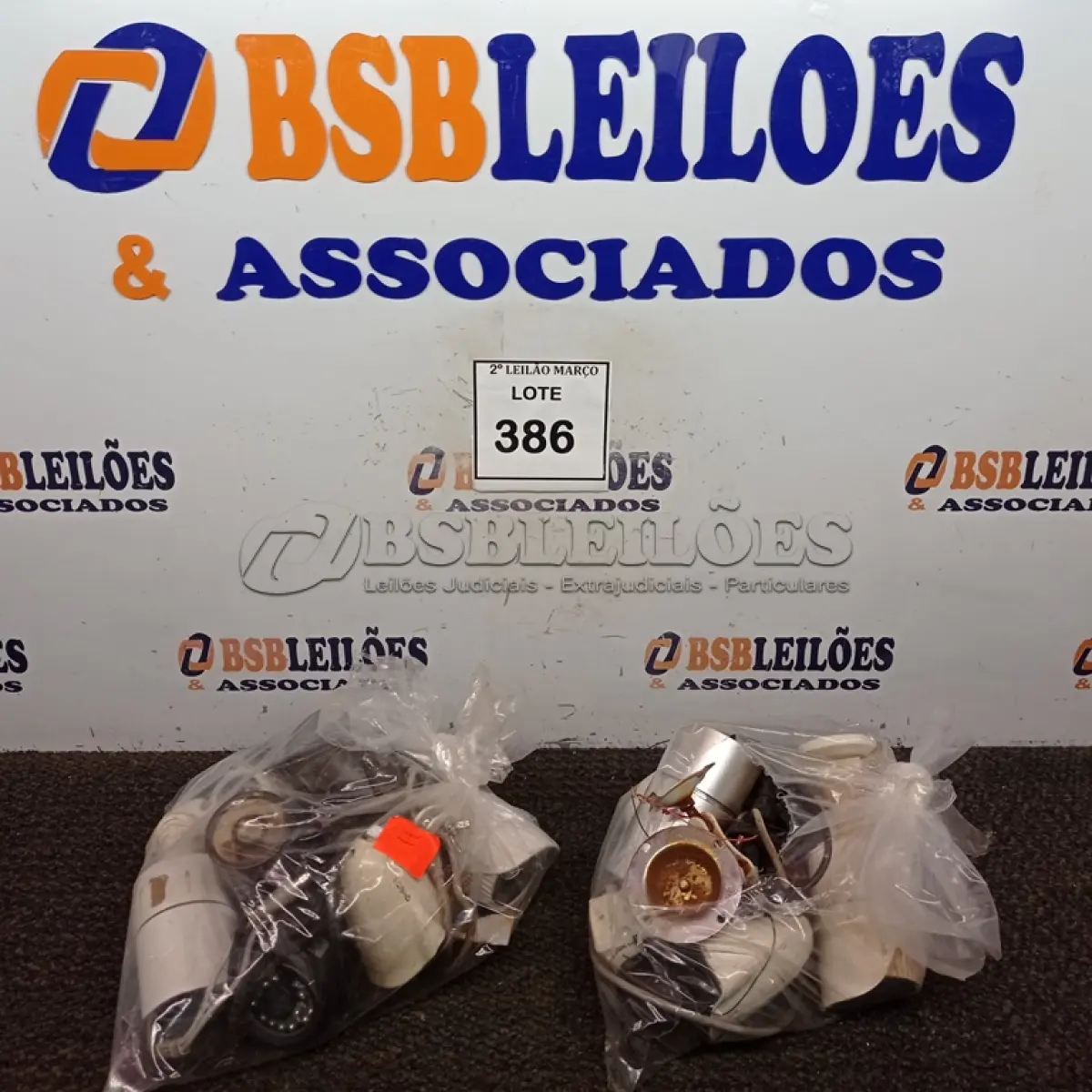 LOTE 386 - 01 LOTE COM VÁRIAS CÂMERAS DE SEGURANÇA MARCAS E MODELOS DIVERSOS. (NO ESTADO) ATENÇÃO! FAZER A VISITAÇÃO ANTES DE ARREMATAR, NÃO SABEMOS SE FUNCIONA. LEILÃO NÃO TEM GARANTIA E NEM DEVOLUÇÃO, SUJEITO A POSSÍVEIS AVARIAS VISÍVEIS/OCULTAS E/OU AUSÊNCIA DE COMPONENTES.