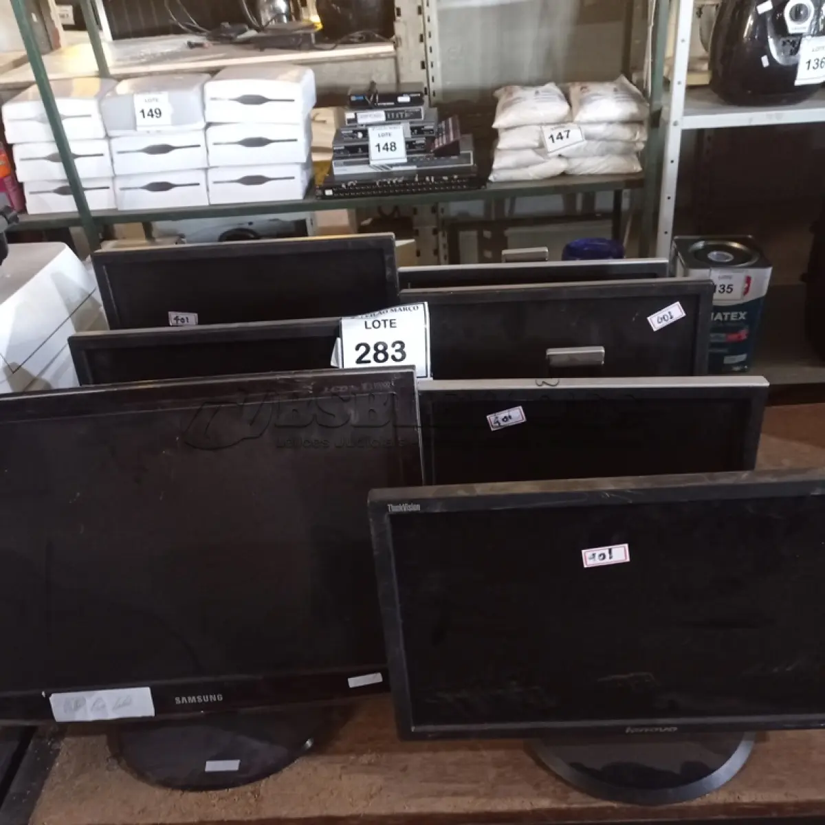 LOTE 283 - 07 MONITORES DIVERSOS. (NO ESTADO) ATENÇÃO! FAZER A VISITAÇÃO ANTES DE ARREMATAR, NÃO SABEMOS SE FUNCIONA. LEILÃO NÃO TEM GARANTIA E NEM DEVOLUÇÃO, SUJEITO A POSSÍVEIS AVARIAS VISÍVEIS/OCULTAS E/OU AUSÊNCIA DE COMPONENTES.