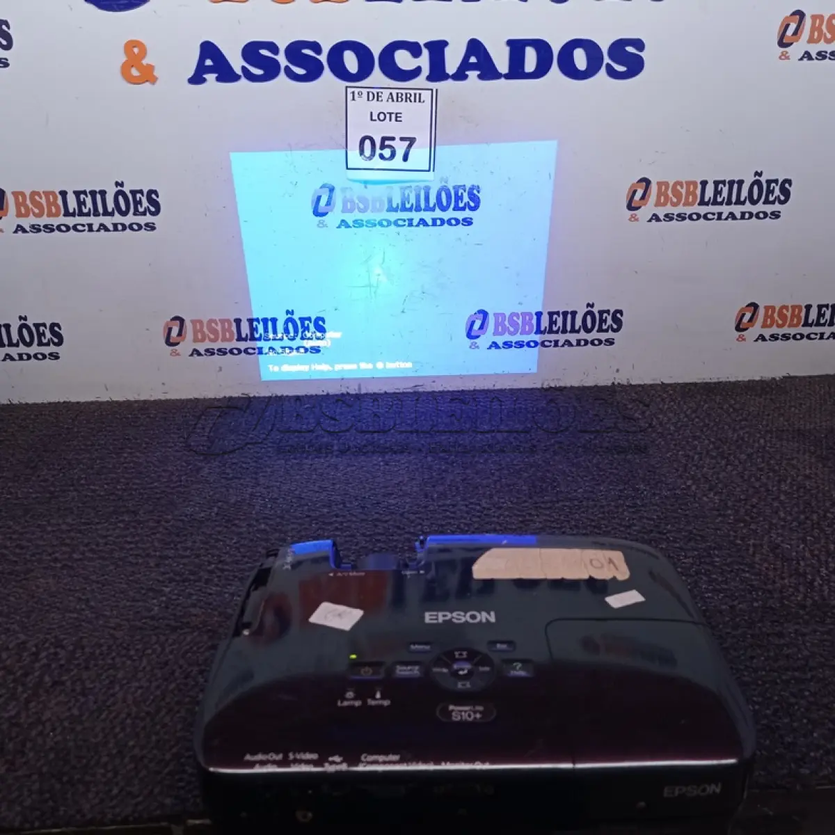 LOTE 057 - 01 PROJETOR EPSON. (NO ESTADO) ATENÇÃO! FAZER A VISITAÇÃO ANTES DE ARREMATAR, NÃO SABEMOS SE FUNCIONA. LEILÃO NÃO TEM GARANTIA E NEM DEVOLUÇÃO, SUJEITO A POSSÍVEIS AVARIAS VISÍVEIS/OCULTAS E/OU AUSÊNCIA DE COMPONENTES.